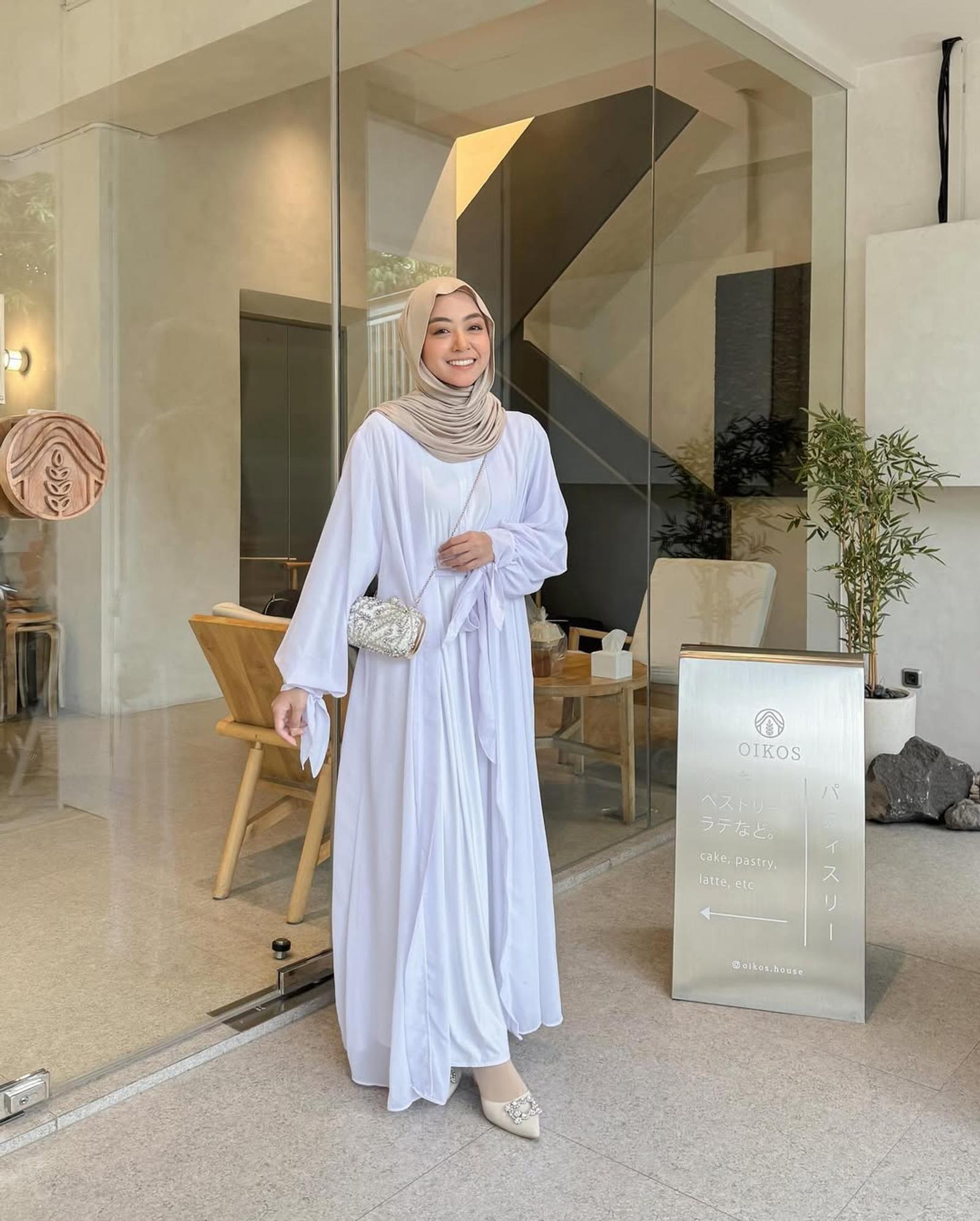Tampil Syar’i dengan Model Abaya Polos Terbaru yang Stylish