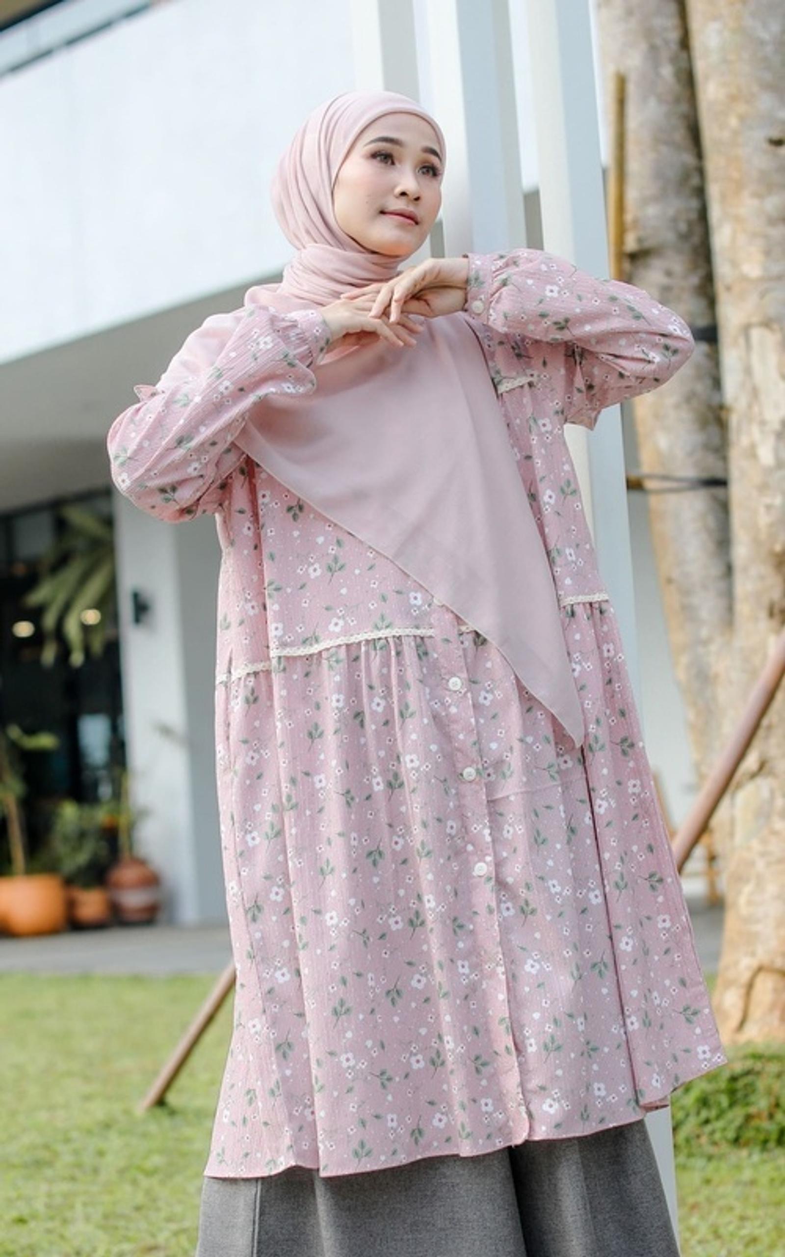 5 Rekomendasi Model Tunik Motif Bunga Kecil, Manis dan Modis!