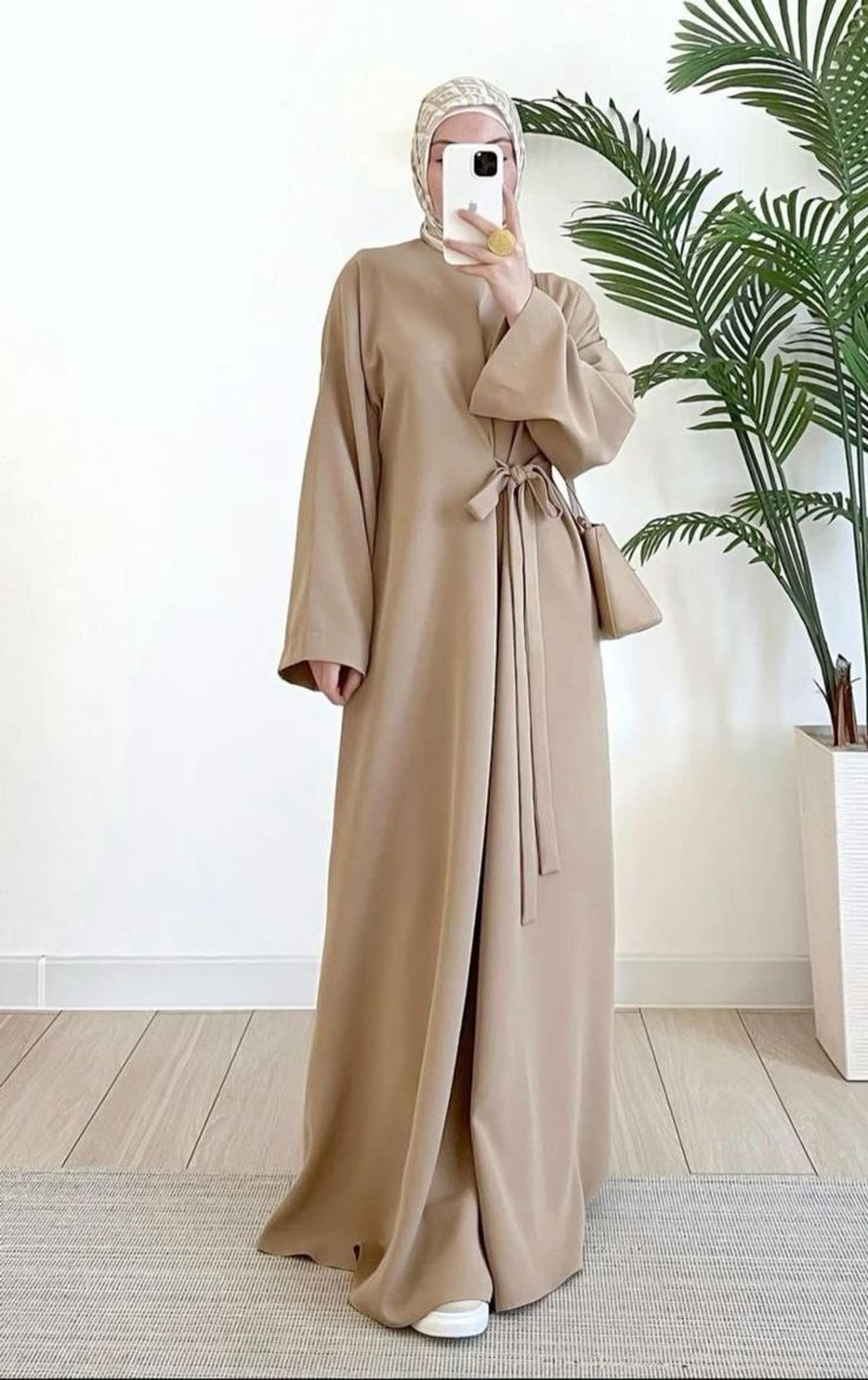 Tampil Syar’i dengan Model Abaya Polos Terbaru yang Stylish