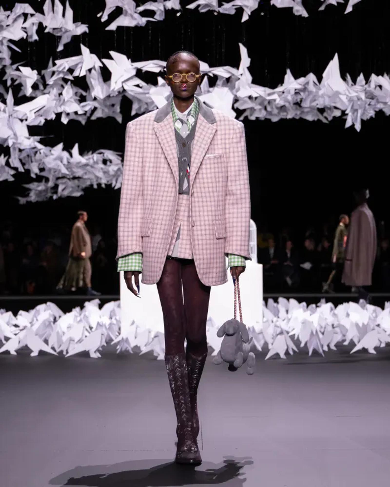 Thom Browne Hidupkan Fantasi Paperbirds di Koleksi Fall 2025