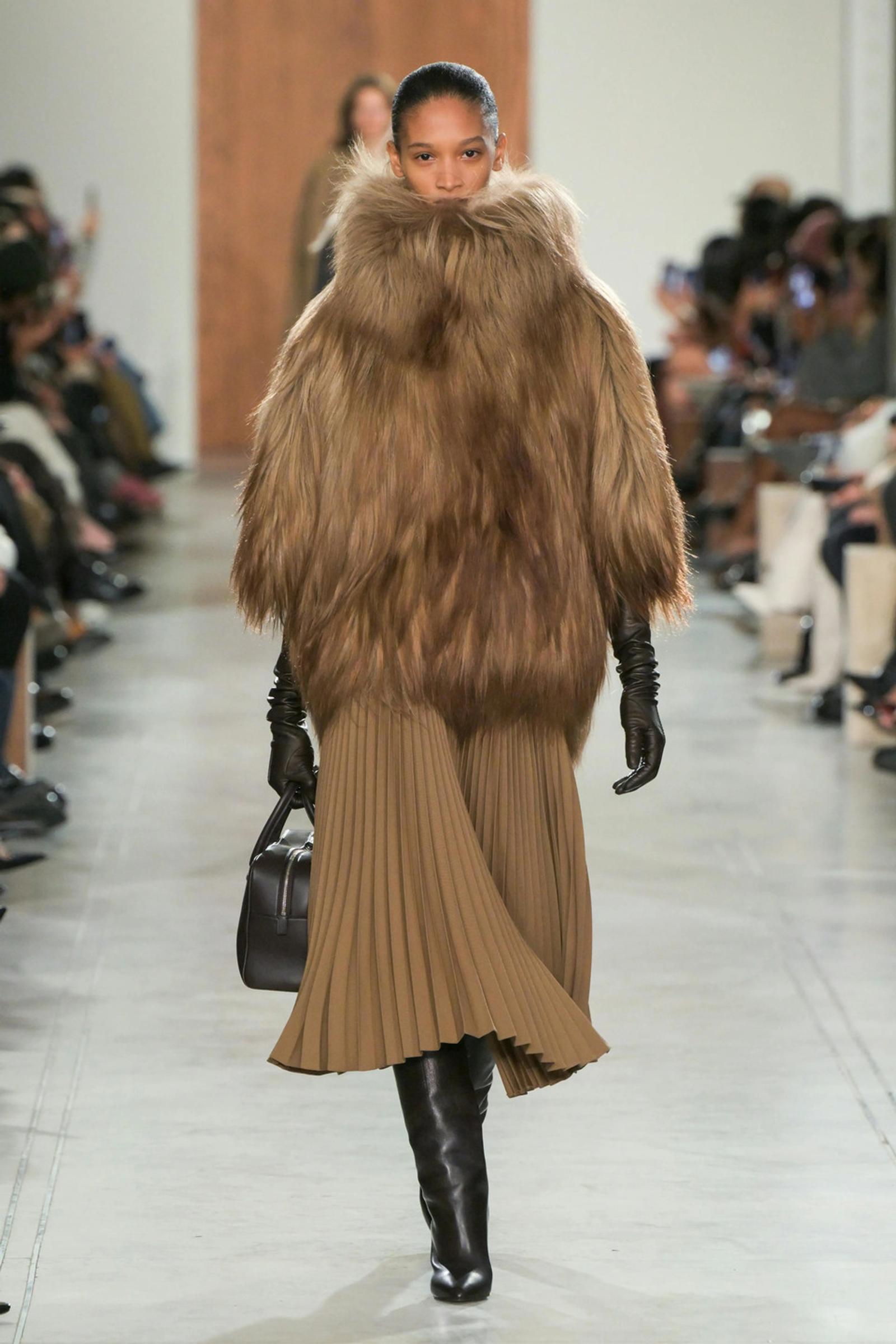 Michael Kors Wujudkan Gambaran Perempuan New York di Koleksi Fall 2025