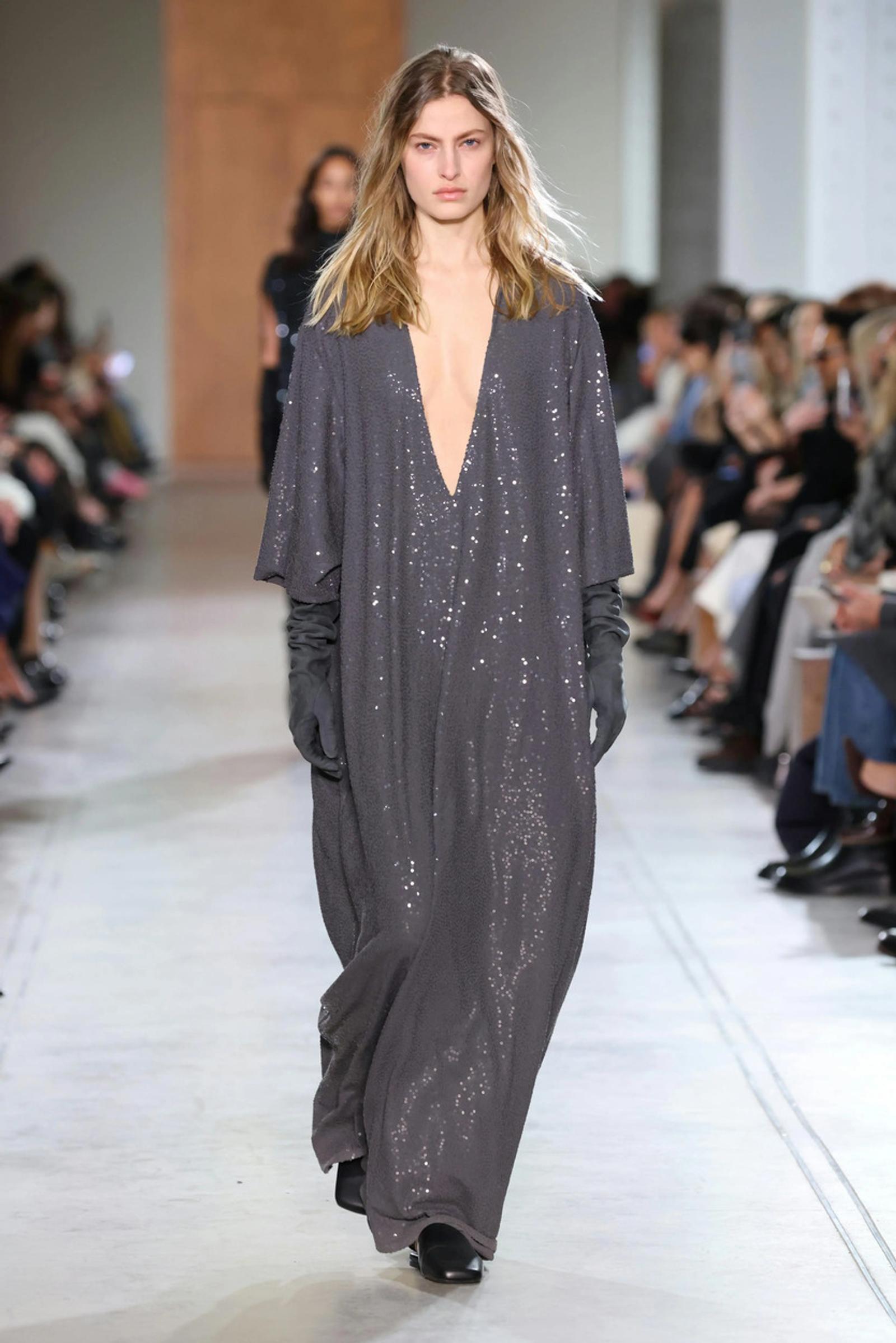 Michael Kors Wujudkan Gambaran Perempuan New York di Koleksi Fall 2025