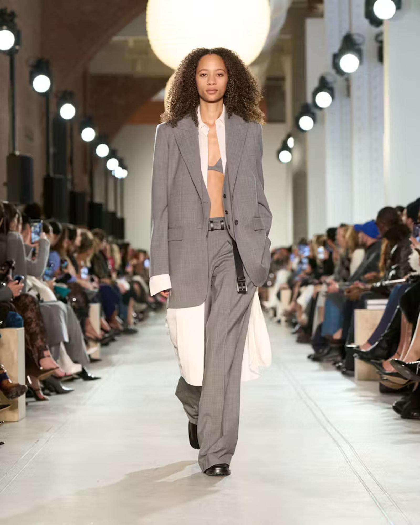 Michael Kors Wujudkan Gambaran Perempuan New York di Koleksi Fall 2025