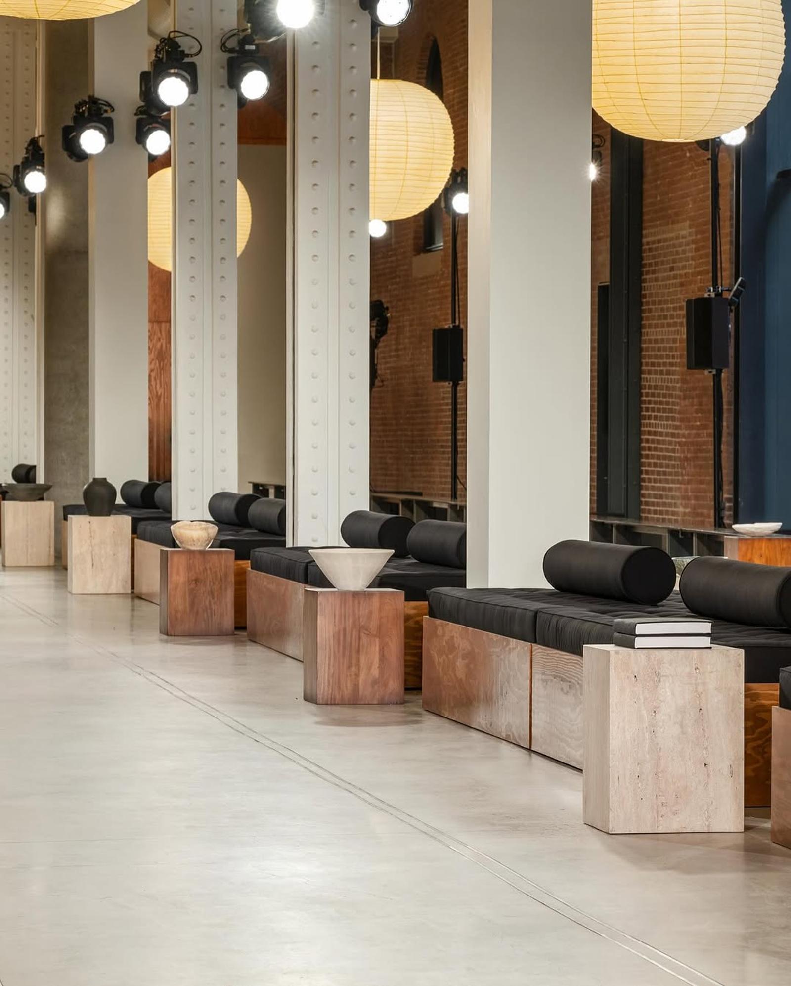 Michael Kors Wujudkan Gambaran Perempuan New York di Koleksi Fall 2025