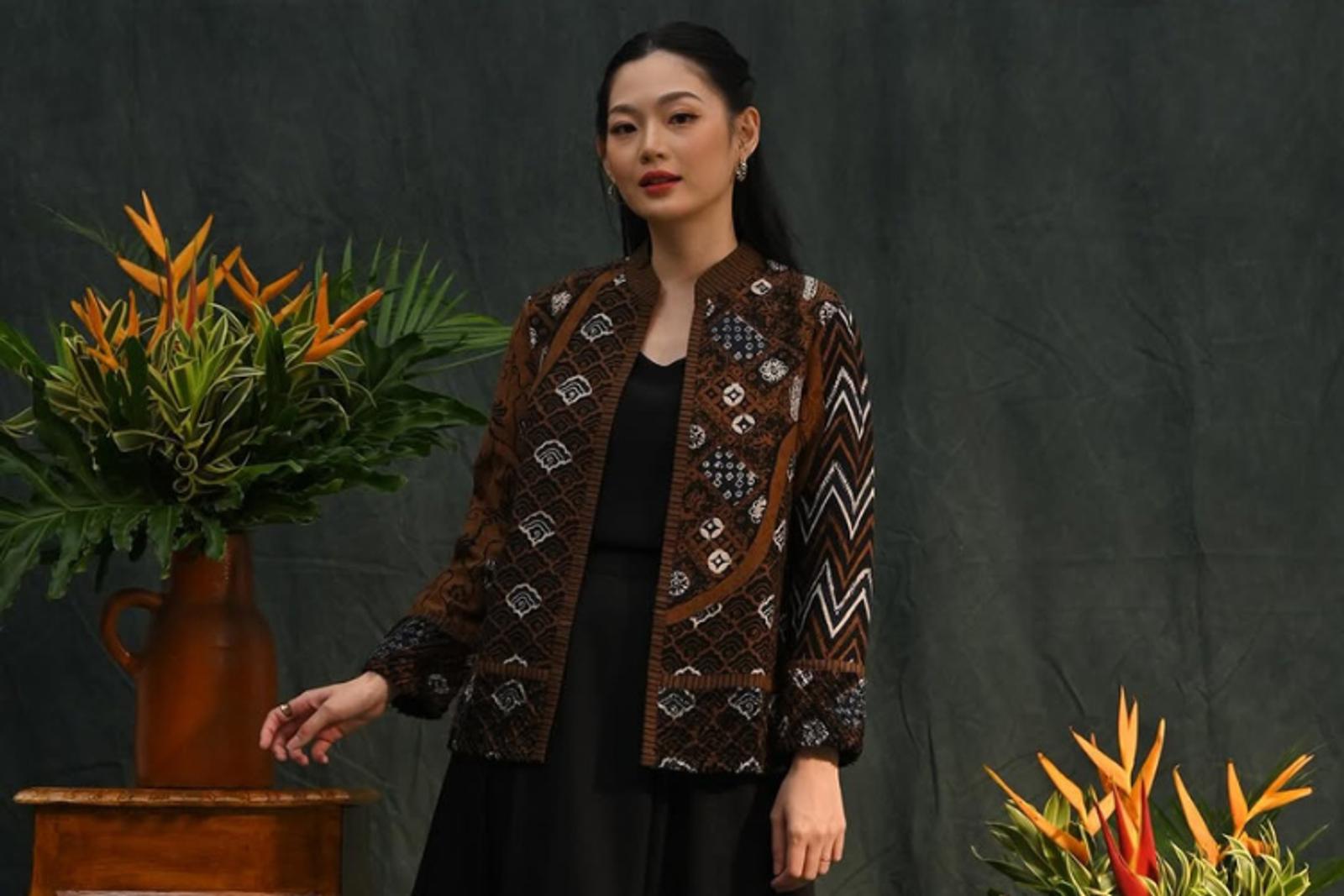 7 Rekomendasi Model Cardigan Batik Cantik dengan Warna Klasik