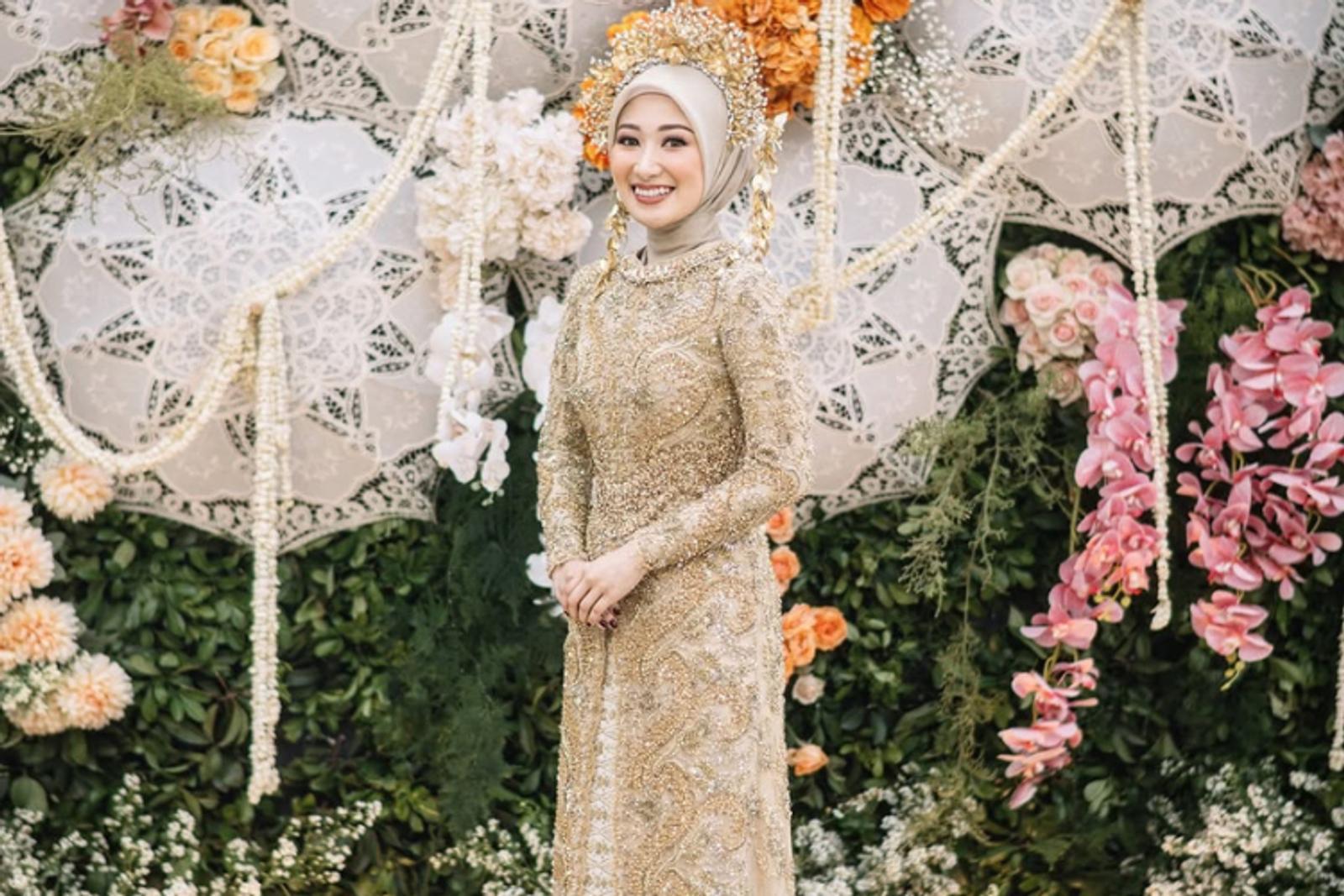 5 Inspirasi Warna Setelan Kebaya Songket Modern yang Menawan