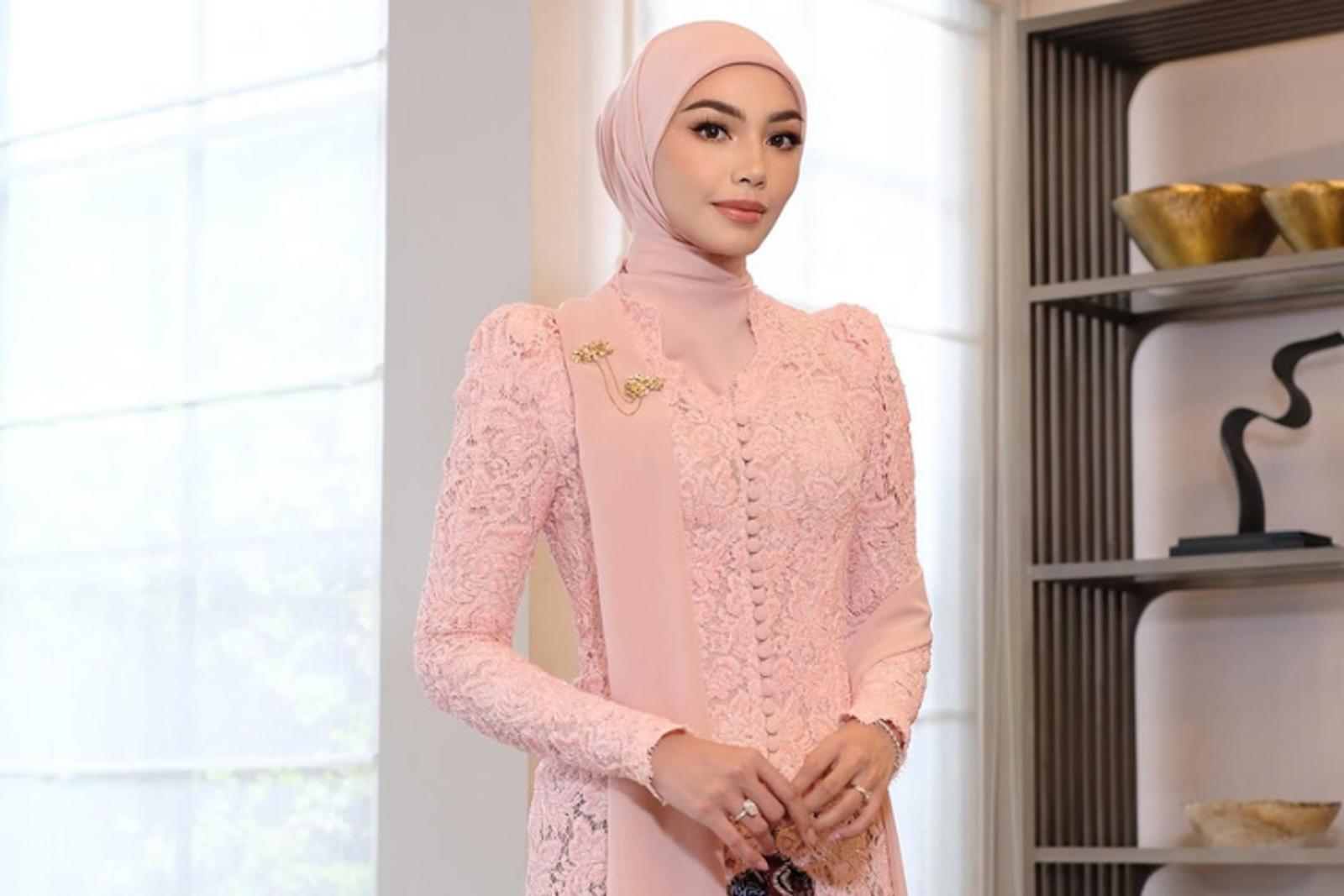 Tampil Anggun dengan Kebaya Selendang Sifon, Coba Yuk!