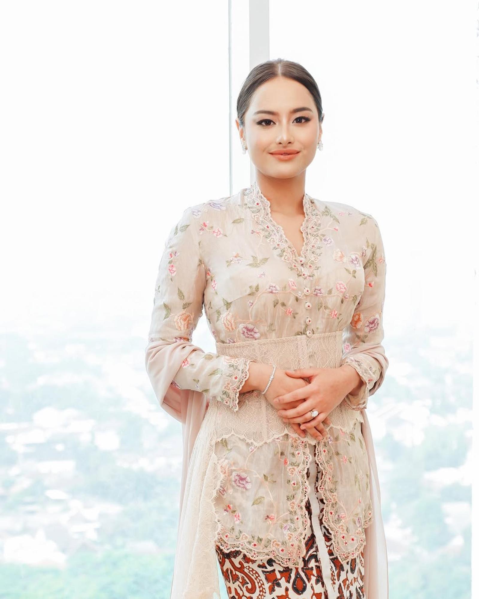 Tampil Anggun dengan Kebaya Selendang Sifon, Coba Yuk!