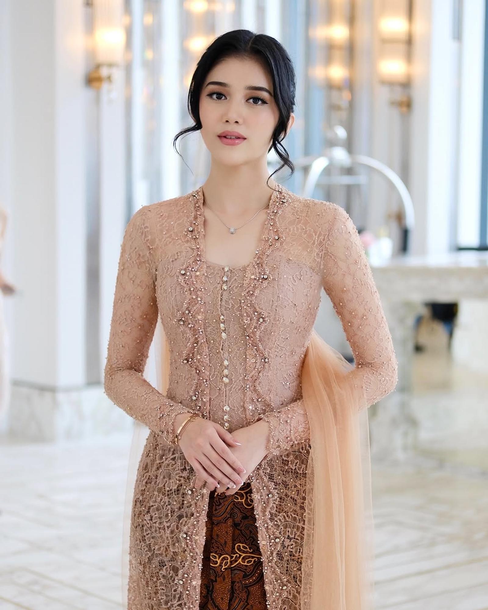 5 Referensi Model Kebaya Payet Mutiara untuk Tampil Anggun