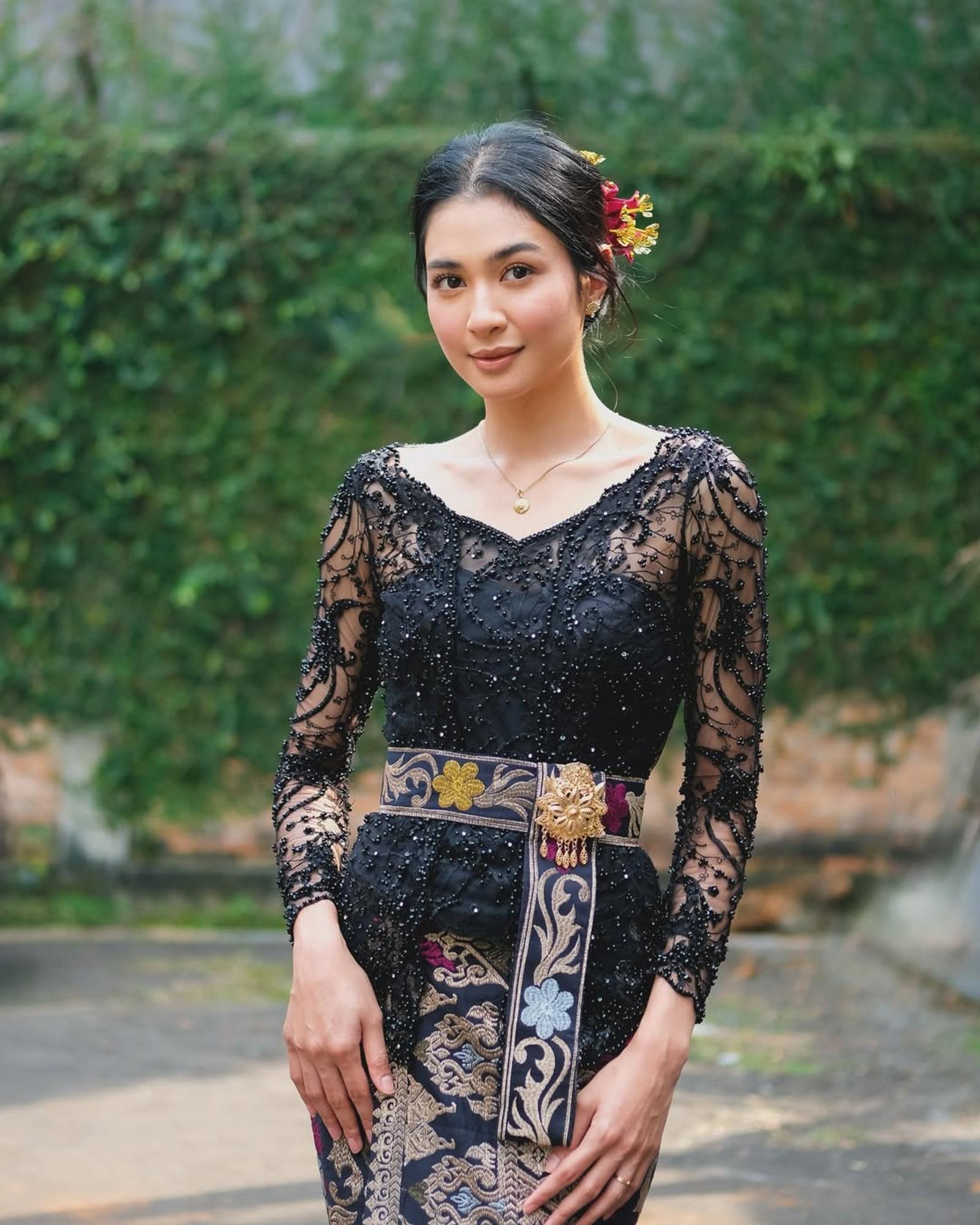5 Referensi Model Kebaya Payet Mutiara untuk Tampil Anggun