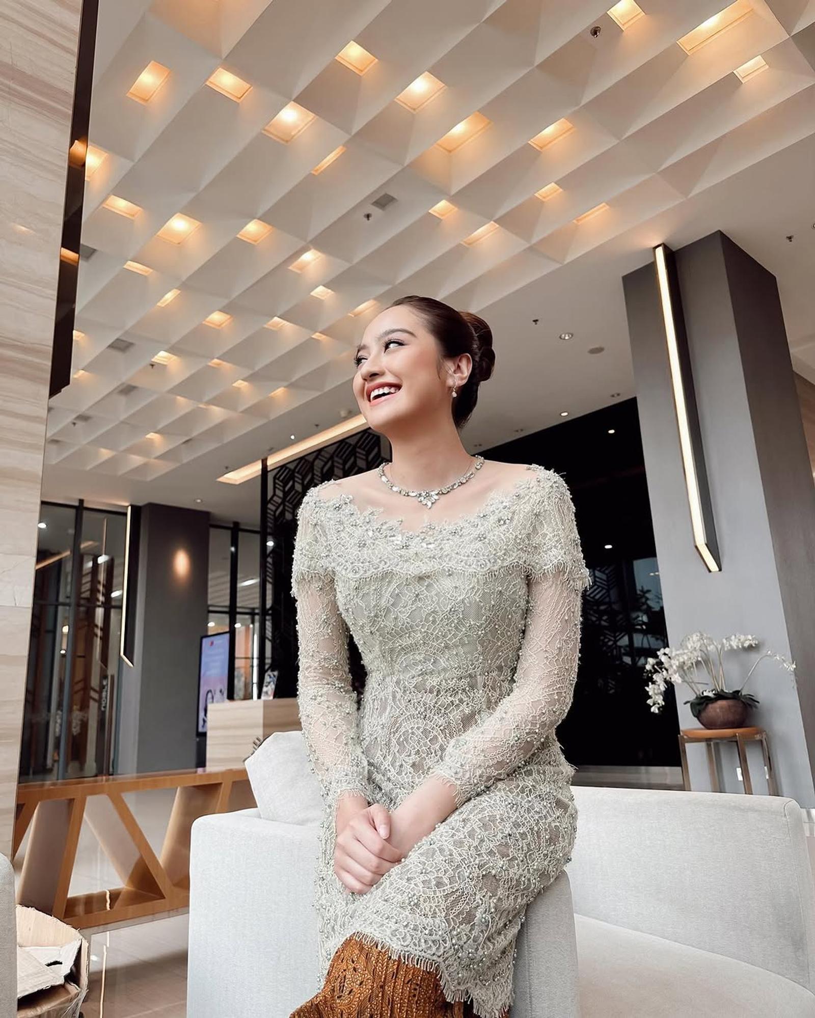 5 Referensi Model Kebaya Payet Mutiara untuk Tampil Anggun