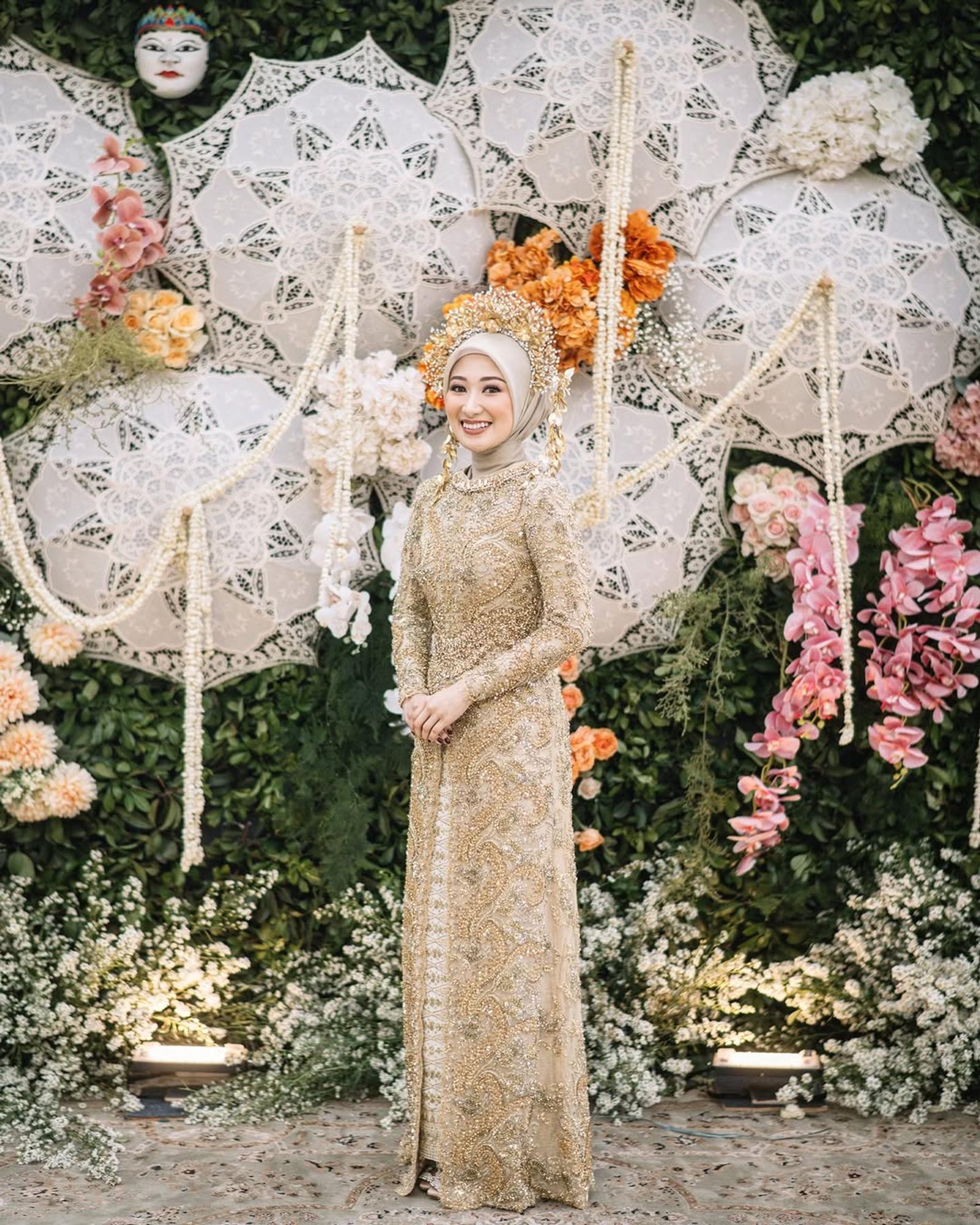 5 Inspirasi Warna Setelan Kebaya Songket Modern yang Menawan