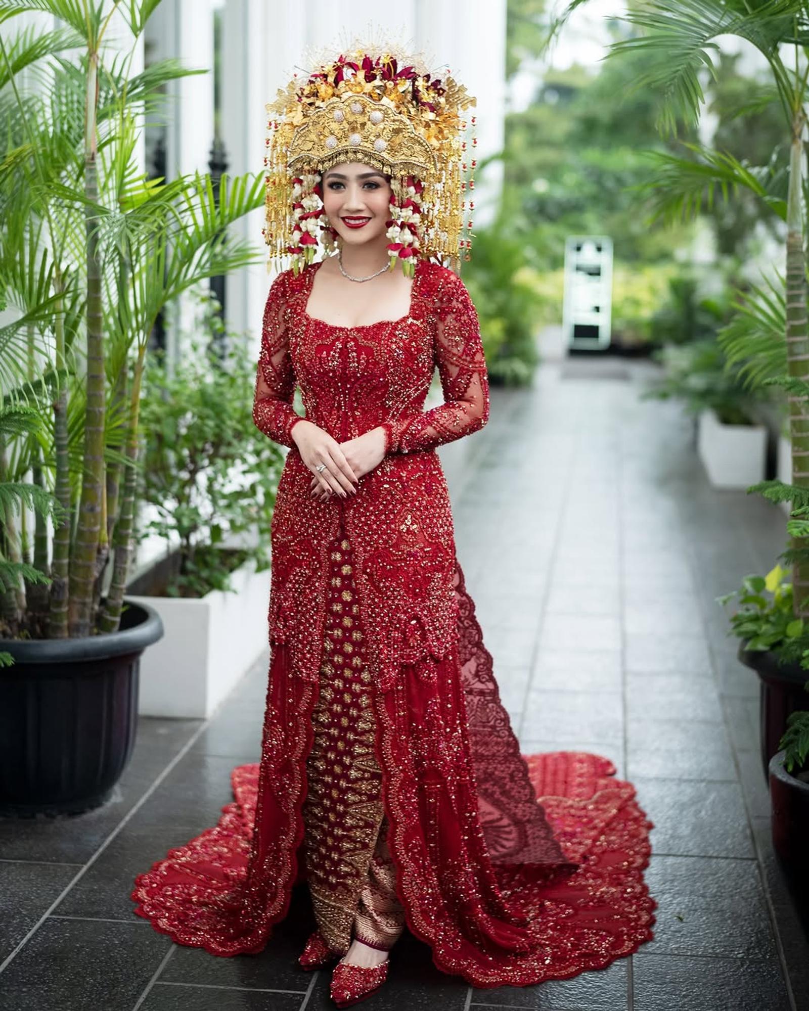 5 Inspirasi Warna Setelan Kebaya Songket Modern yang Menawan