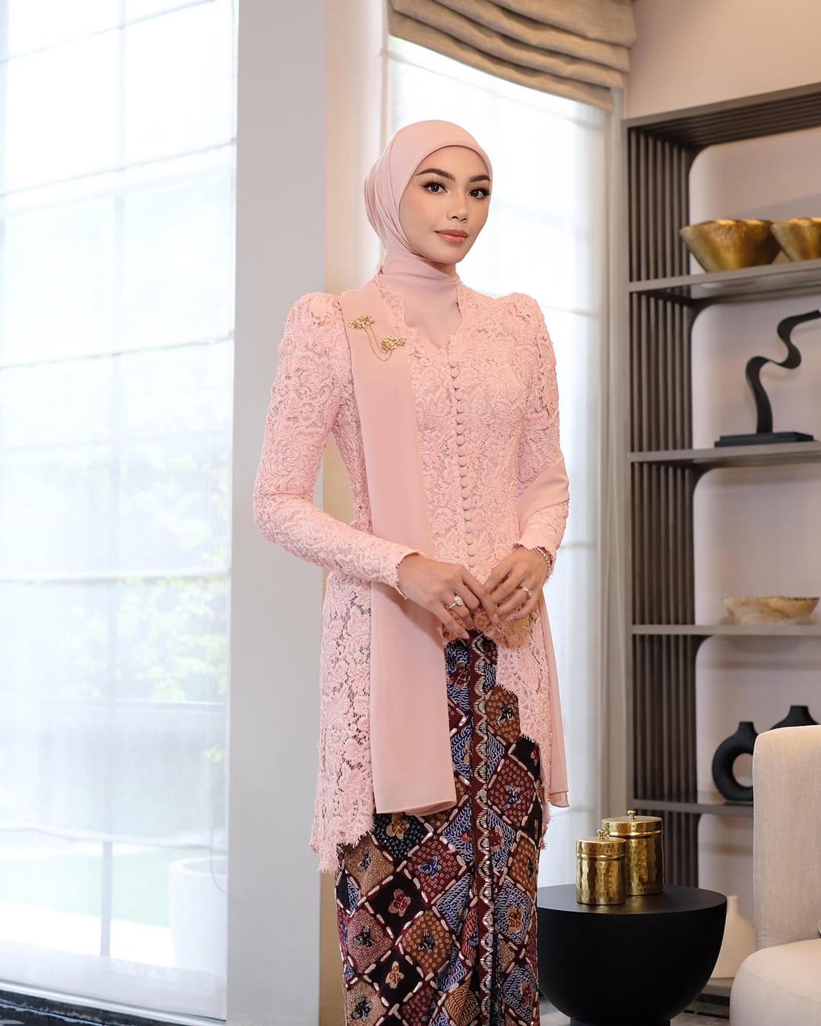Tampil Anggun dengan Kebaya Selendang Sifon, Coba Yuk!