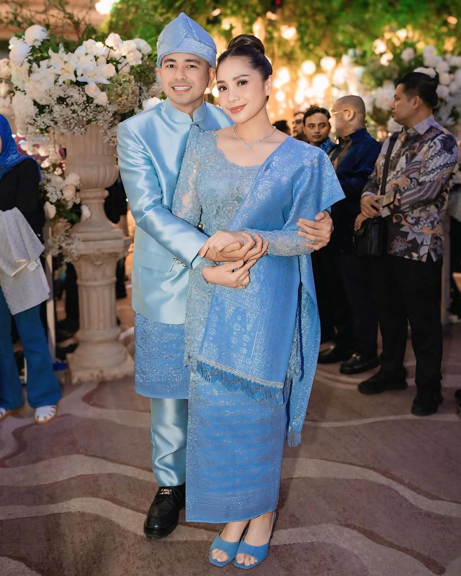5 Inspirasi Warna Setelan Kebaya Songket Modern yang Menawan