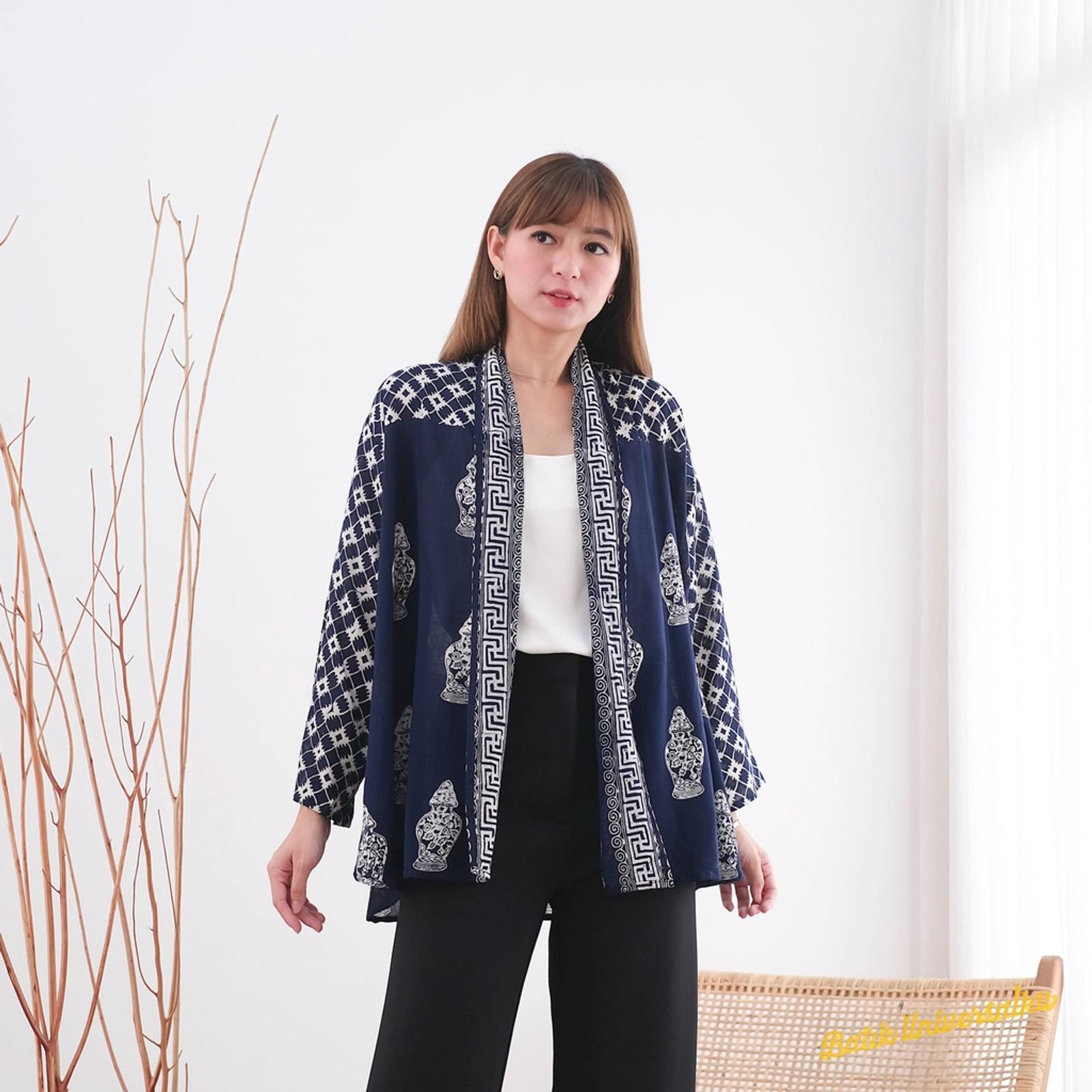 7 Rekomendasi Model Cardigan Batik Cantik dengan Warna Klasik