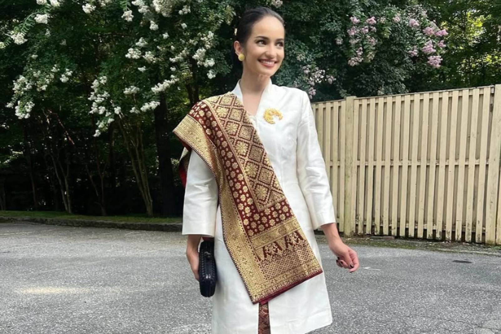 Gaya Elegan Artis Indonesia Pakai Kebaya Selendang Bahu