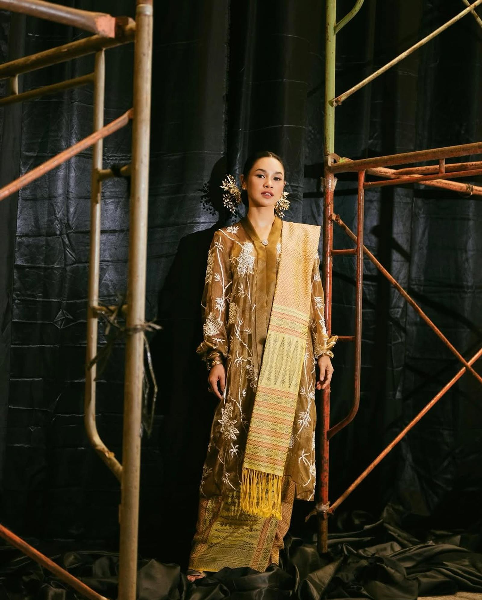 Gaya Elegan Artis Indonesia Pakai Kebaya Selendang Bahu