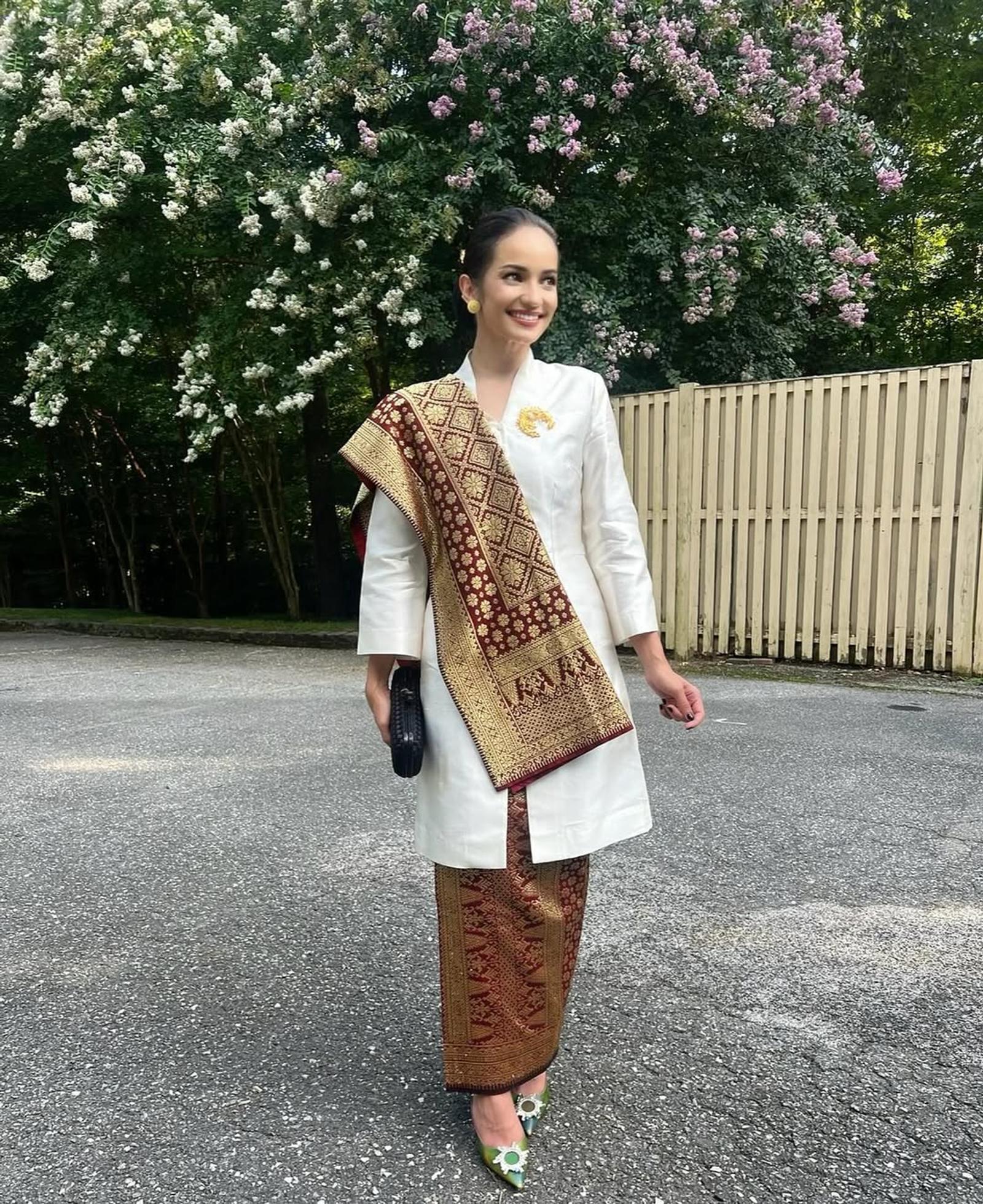 Gaya Elegan Artis Indonesia Pakai Kebaya Selendang Bahu
