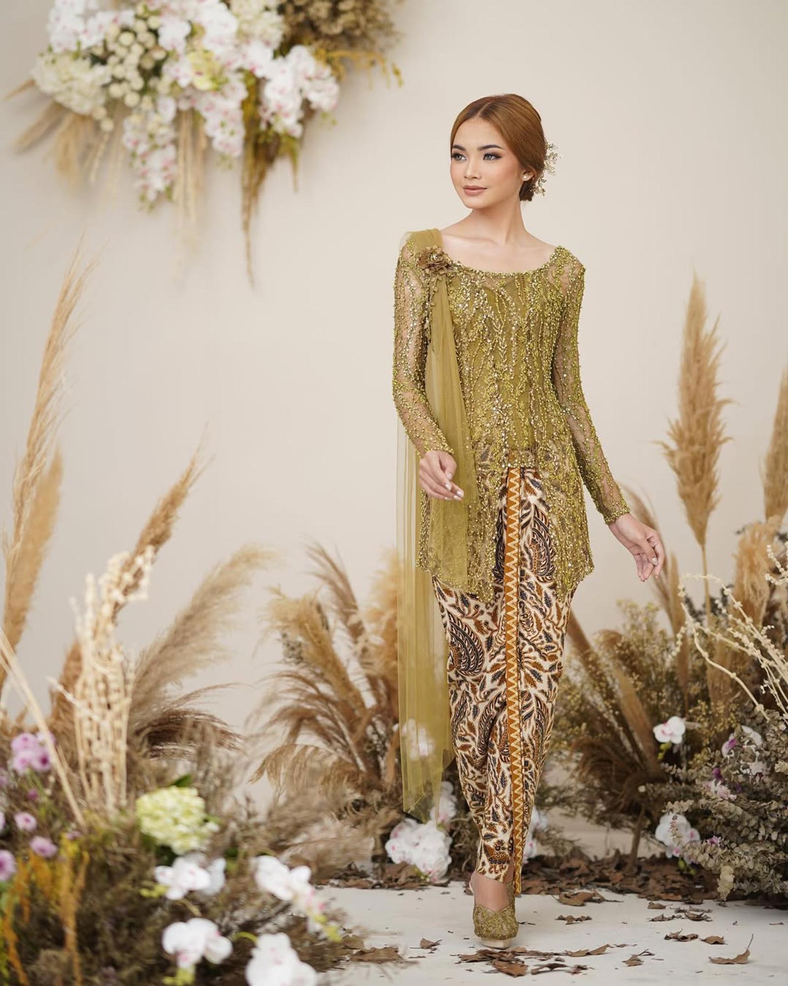 Rekomendasi Kebaya Selendang Tile untuk Gaya Classy Kekinian