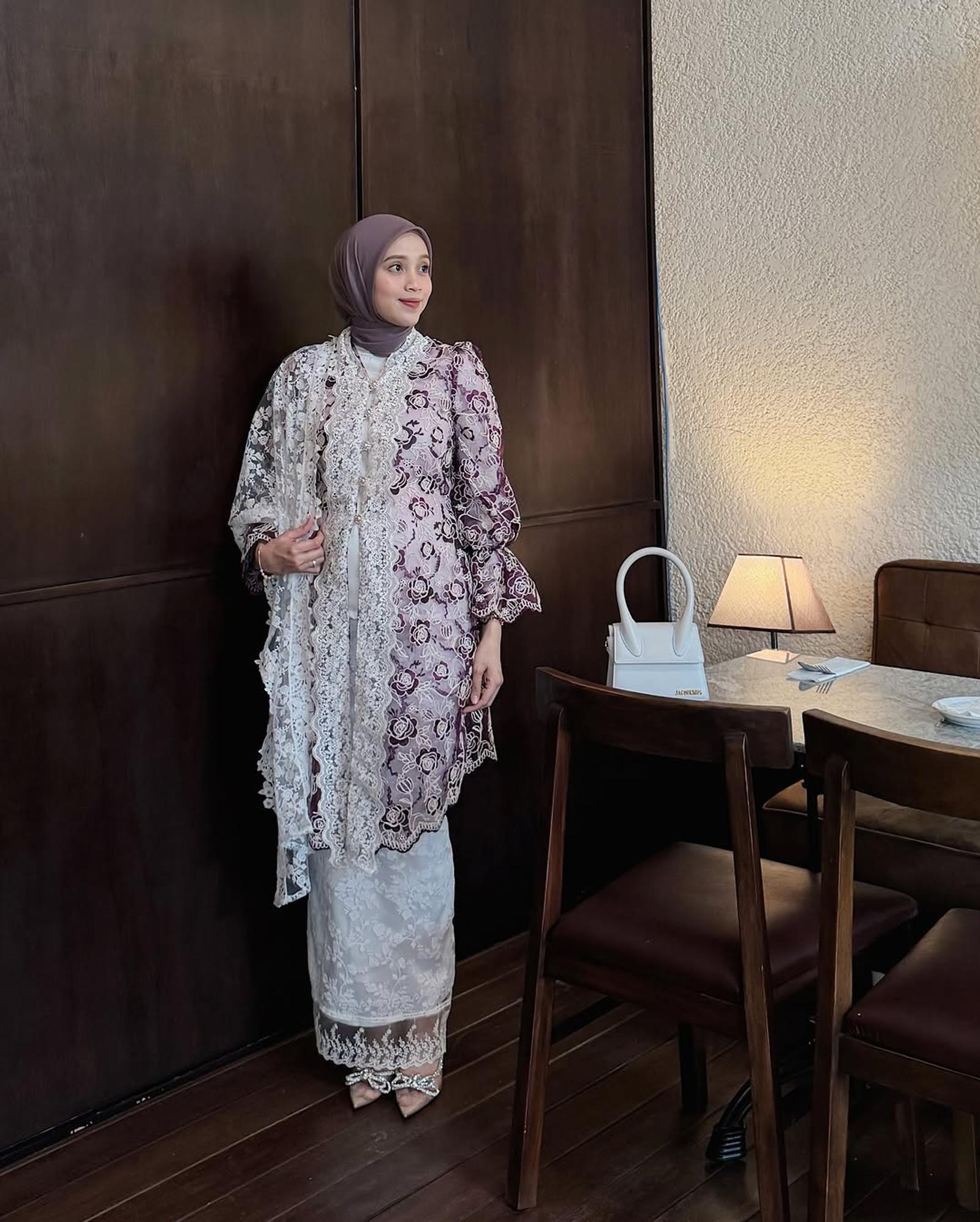 Rekomendasi Kebaya Selendang Tile untuk Gaya Classy Kekinian