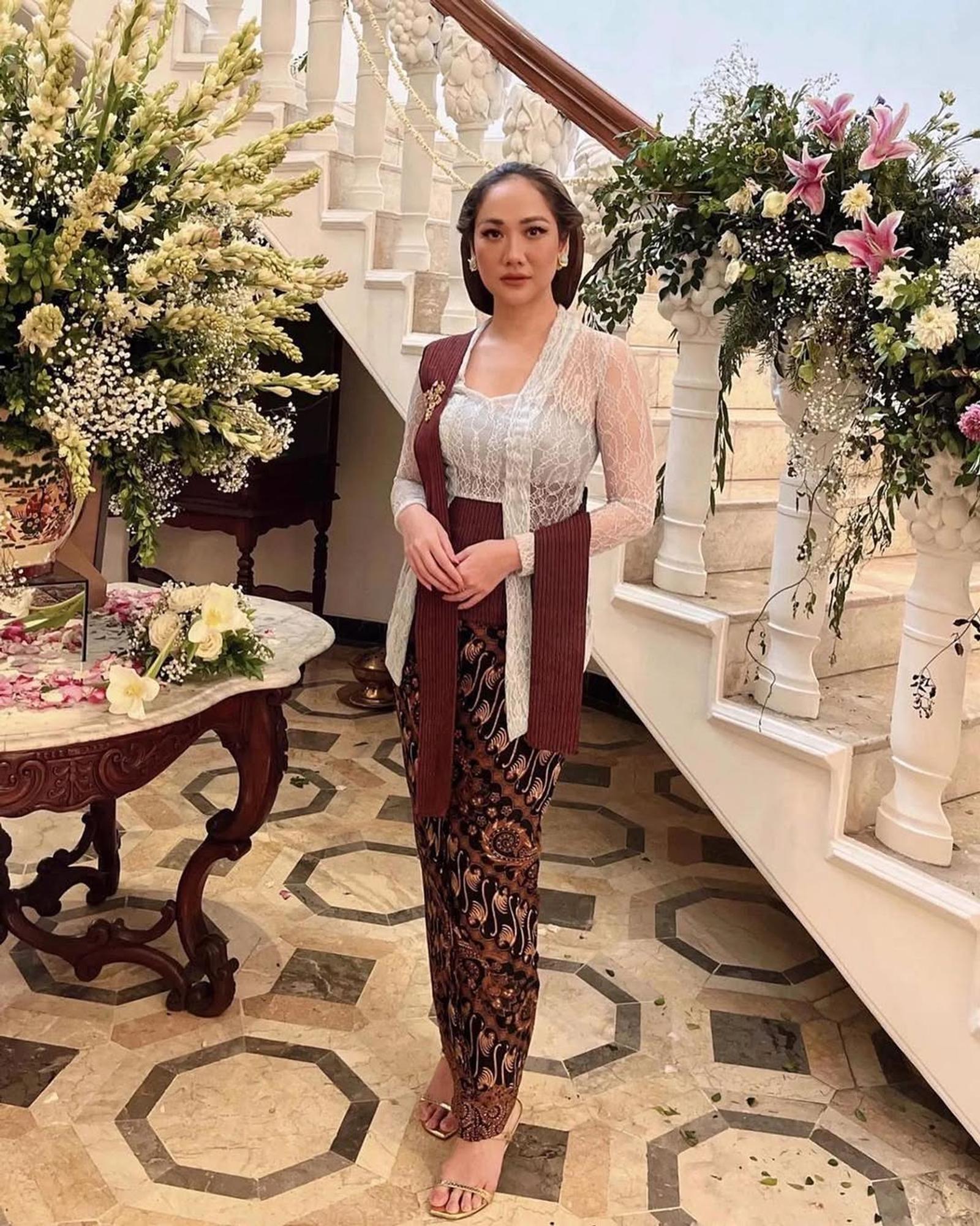 Gaya Elegan Artis Indonesia Pakai Kebaya Selendang Bahu