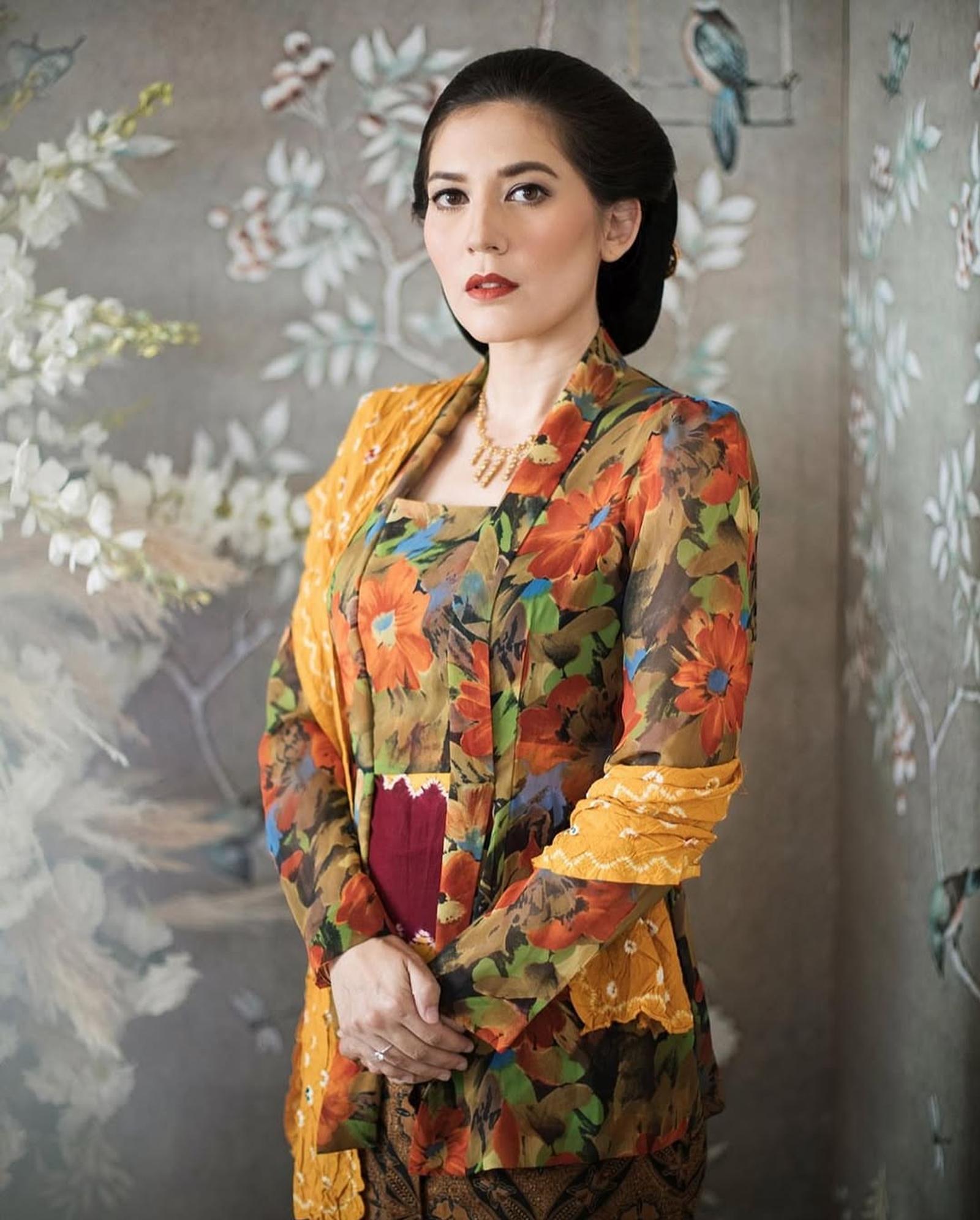 Gaya Elegan Artis Indonesia Pakai Kebaya Selendang Bahu