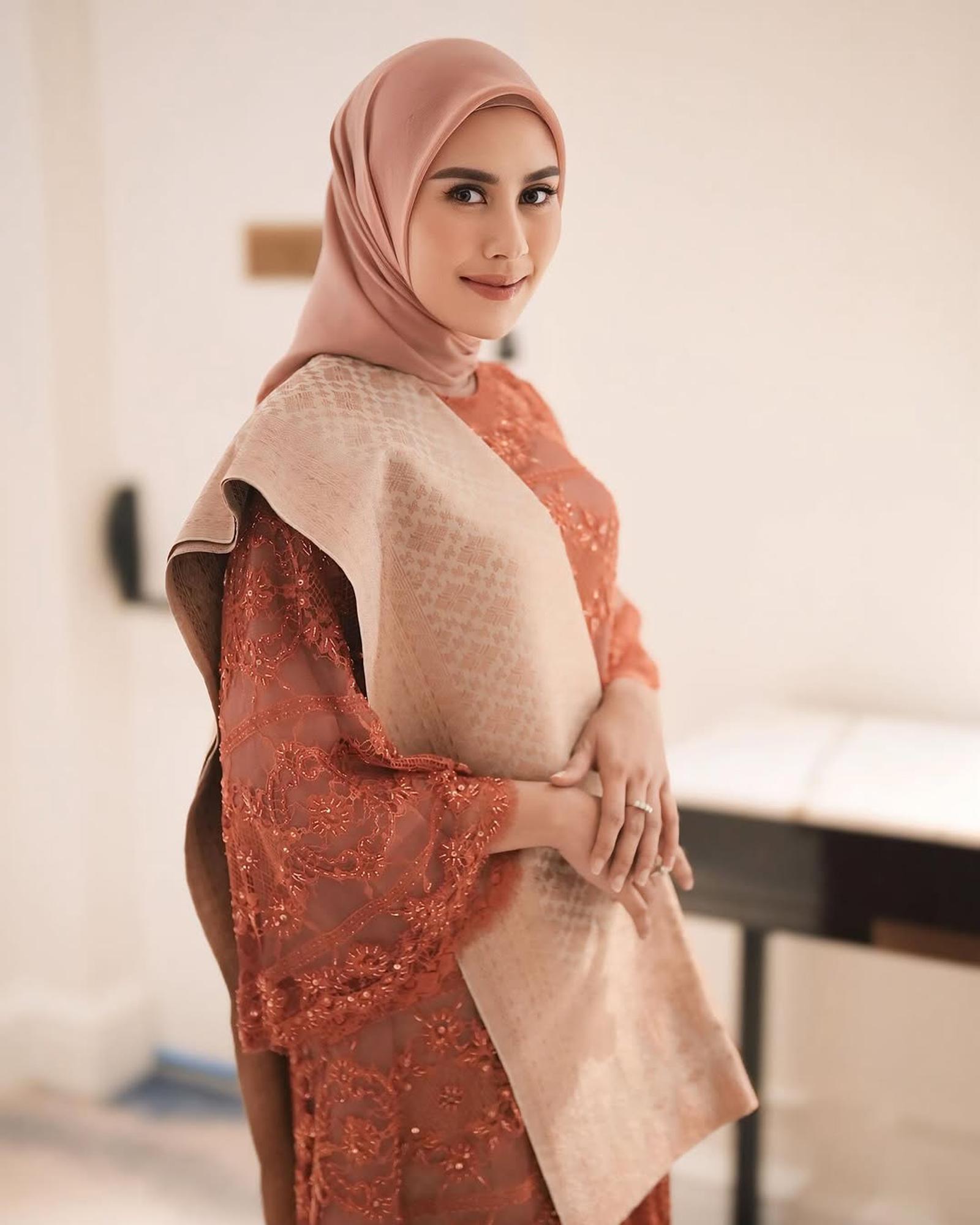 Gaya Elegan Artis Indonesia Pakai Kebaya Selendang Bahu