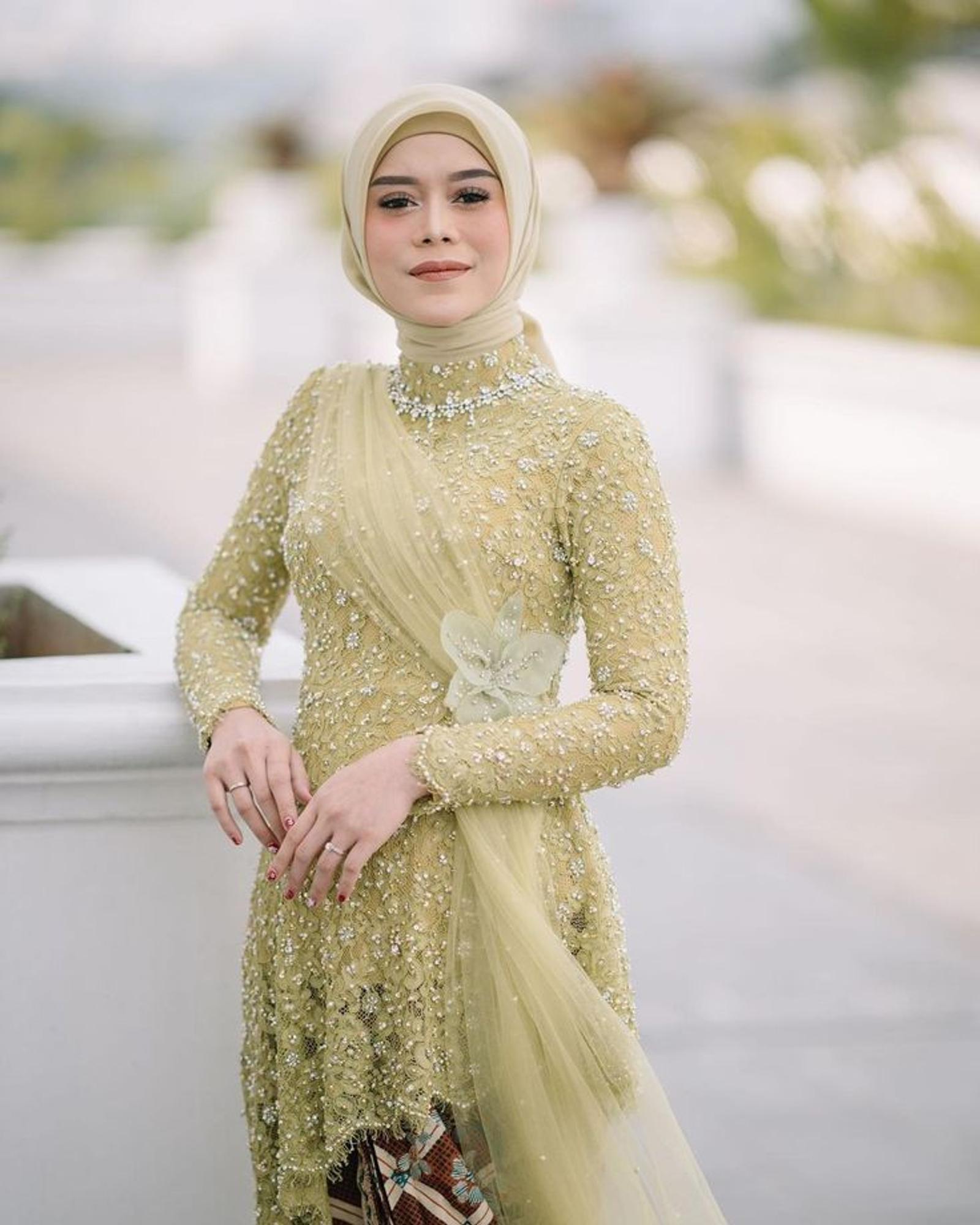 Rekomendasi Kebaya Selendang Tile untuk Gaya Classy Kekinian
