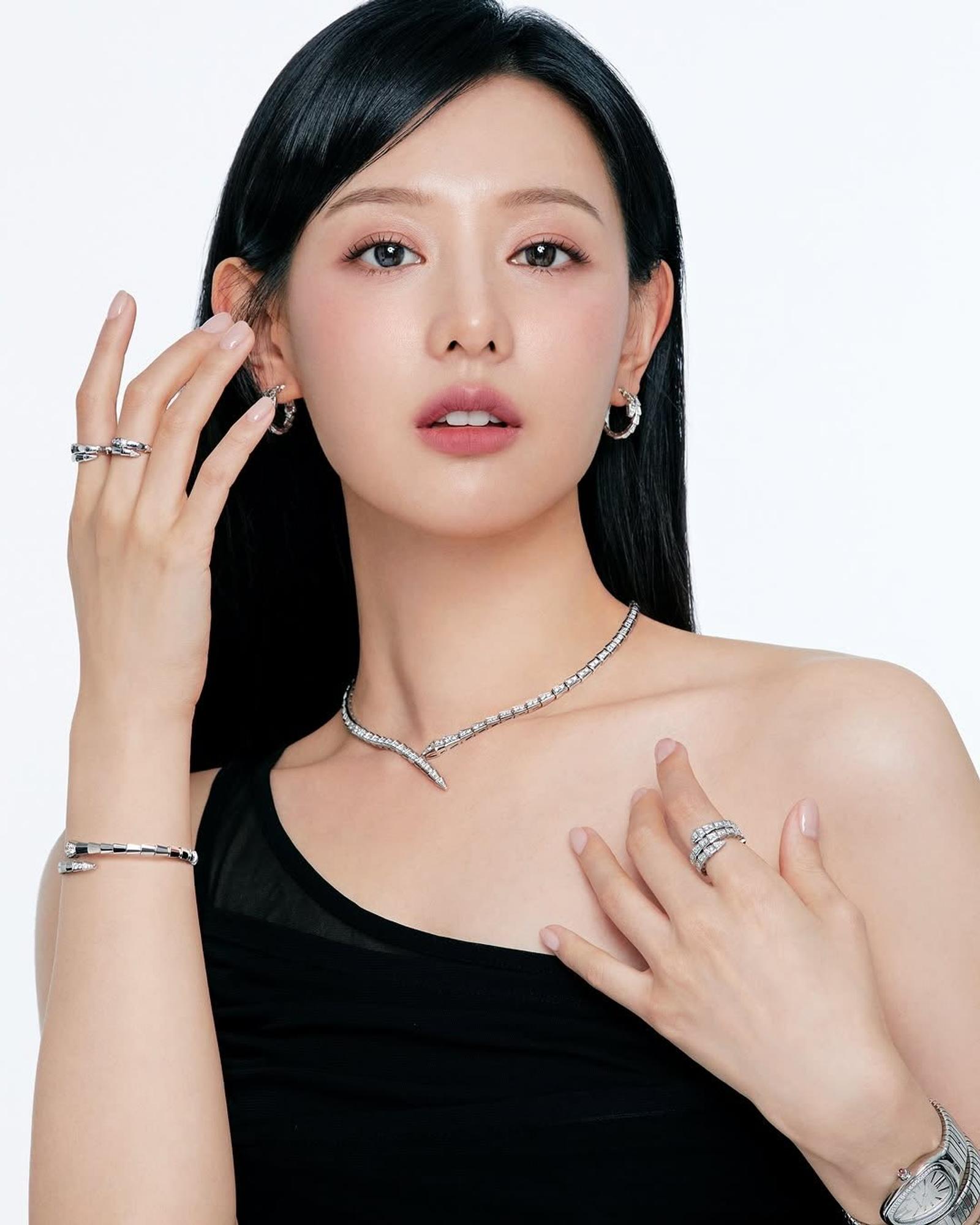 Mewahnya Tampilan Kim Ji Won di Campaign BVLGARI Serpenti