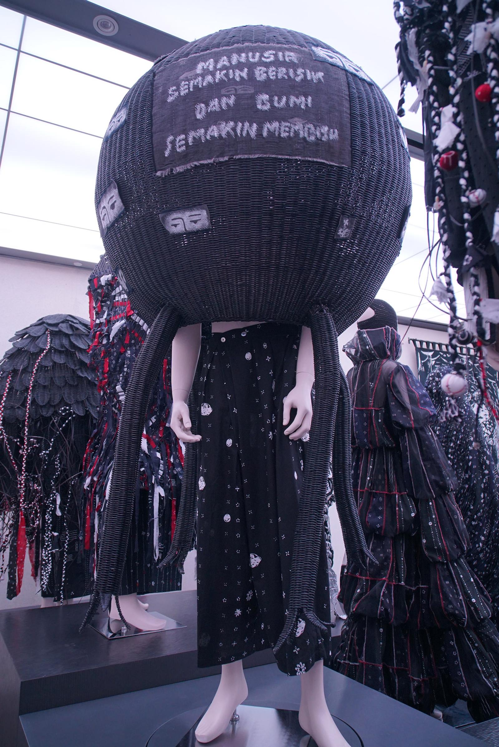 Kawinkan Seni & Mode: Pameran Sejauh Mata Memandang x Eko Nugroho
