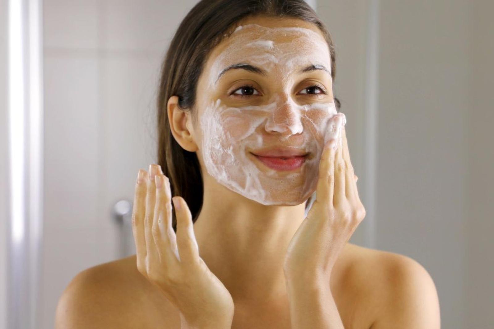 7 Rekomendasi Gentle Cleanser Terbaik, Kulit Bersih Tanpa Ketarik 