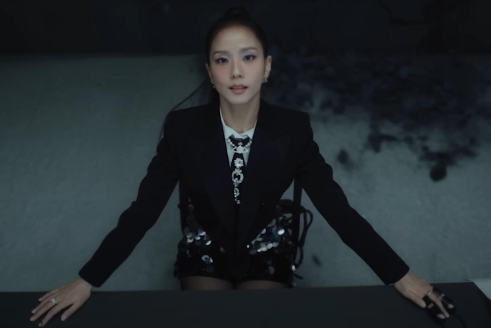 Deretan Gaya Outfit Jisoo yang Comeback di Video Musik 'Earthquake'