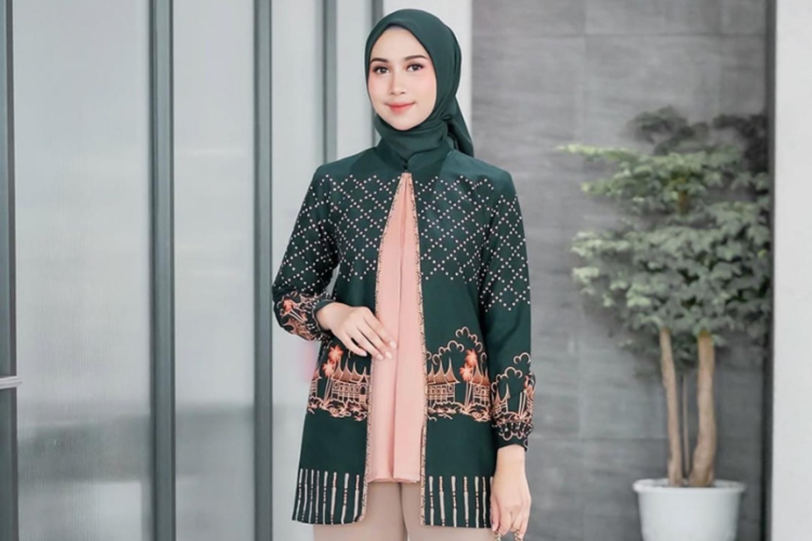 Tampil Unik dengan Model Tunik Batik Kombinasi Dua Warna