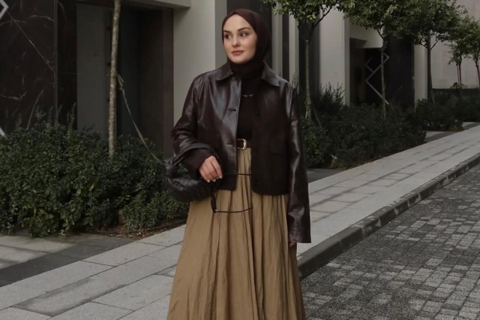 5 Ide OOTD Hijab Effortless dengan Jaket Stylish untuk Bukber
