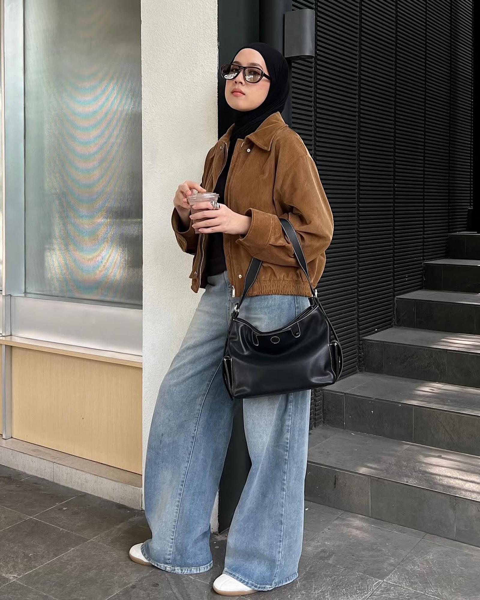 5 Ide OOTD Hijab Effortless dengan Jaket Stylish untuk Bukber