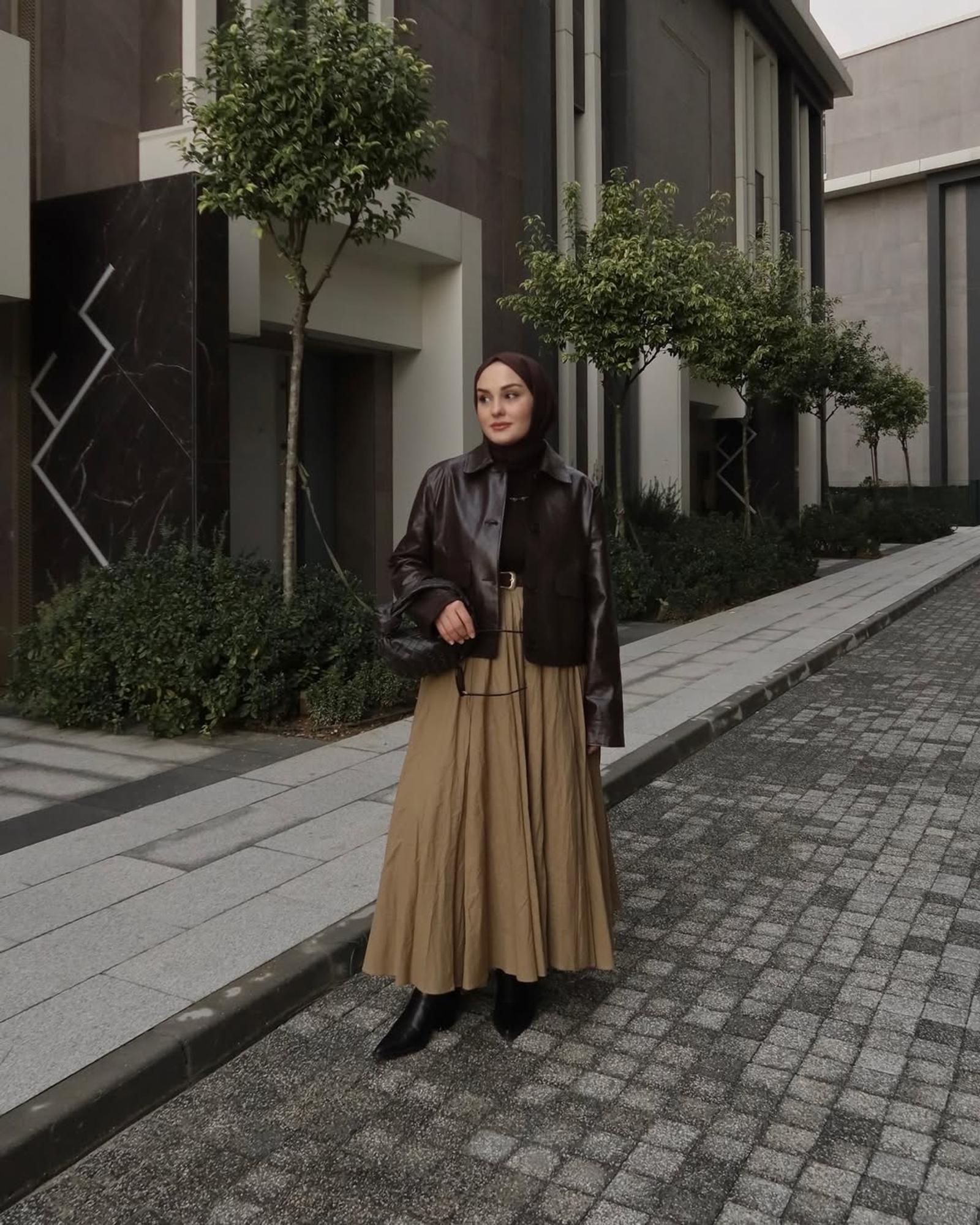5 Ide OOTD Hijab Effortless dengan Jaket Stylish untuk Bukber