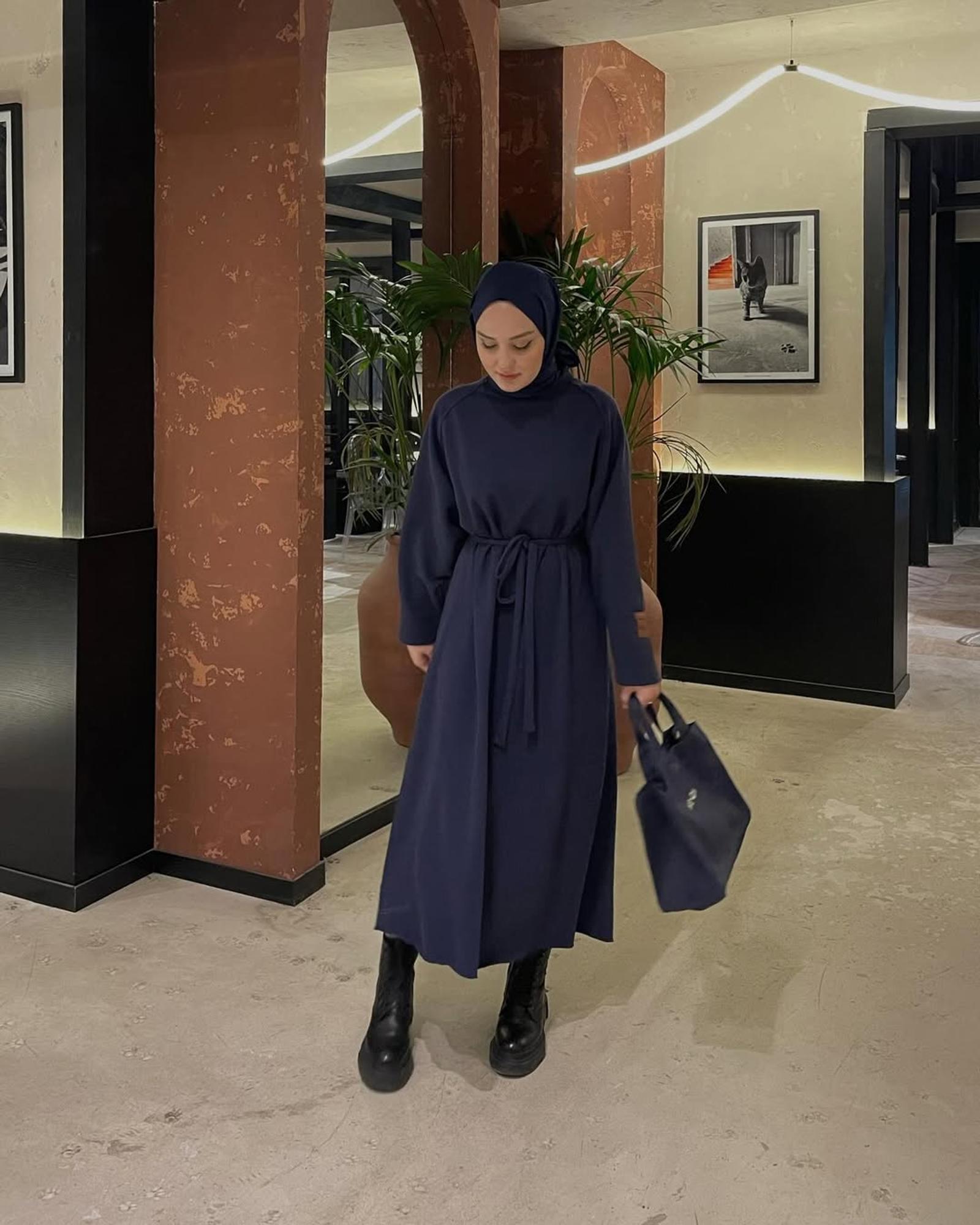 7 Inspirasi Warna Pakaian Bukber dari Klasik hingga Trendi