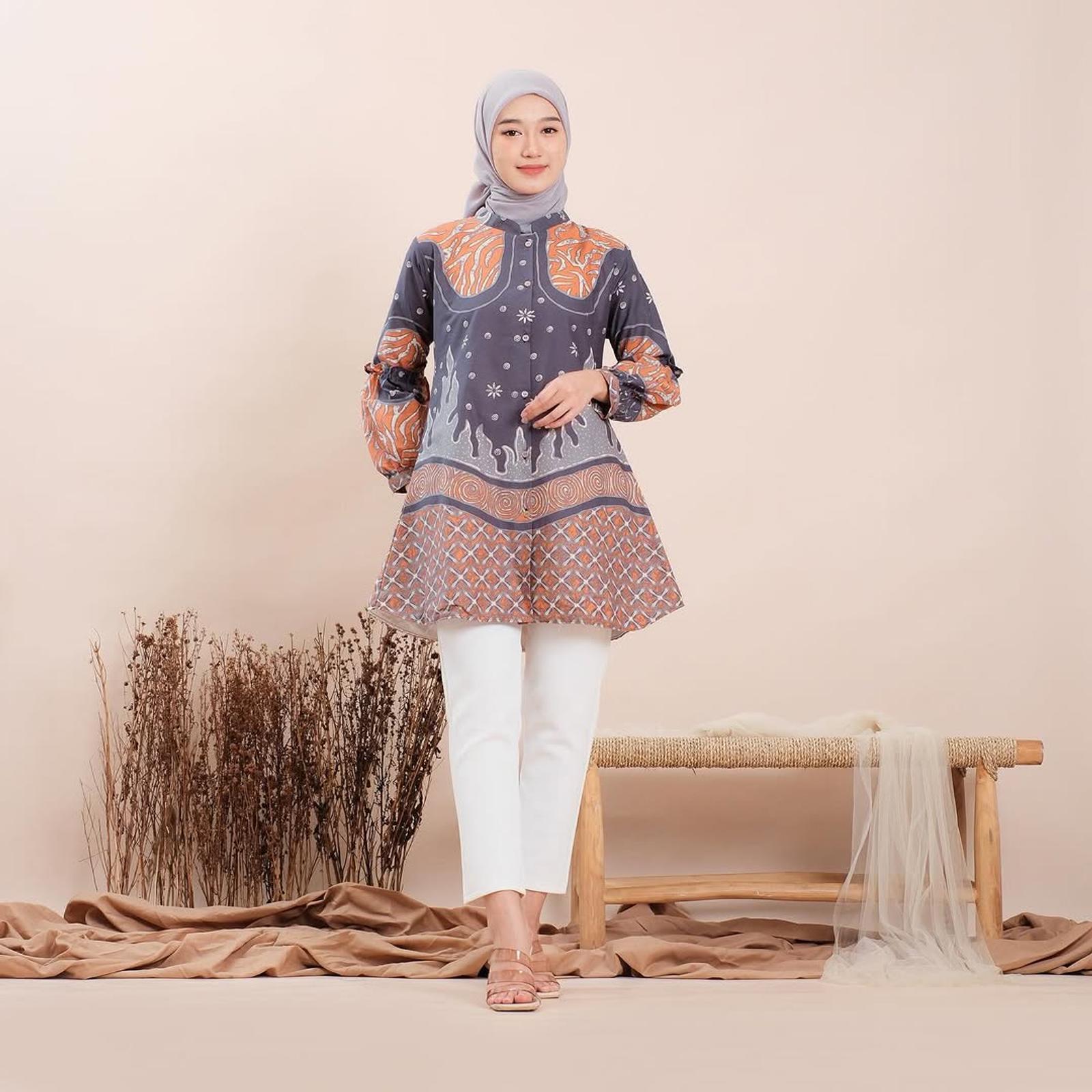 Tampil Unik dengan Model Tunik Batik Kombinasi Dua Warna