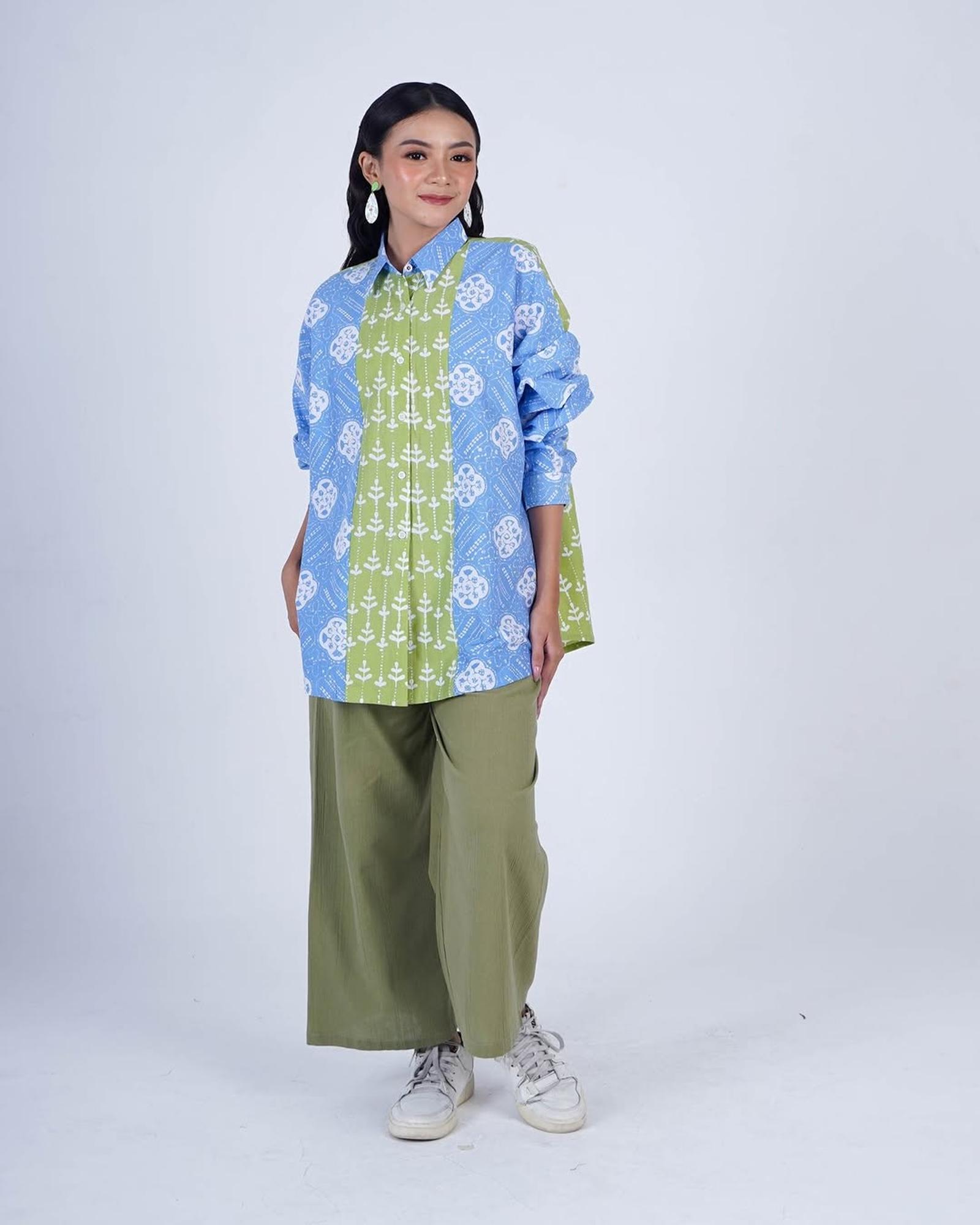 Tampil Unik dengan Model Tunik Batik Kombinasi Dua Warna