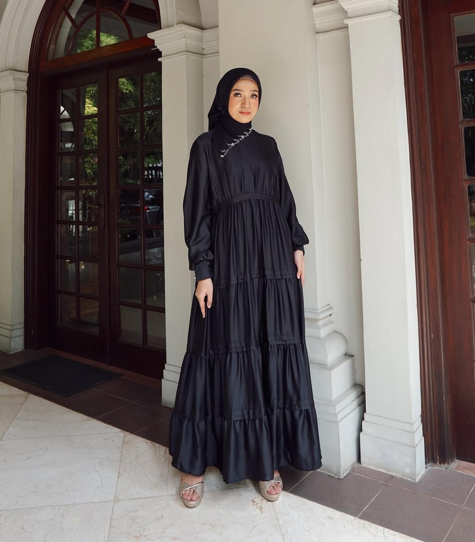 7 Inspirasi Warna Pakaian Bukber dari Klasik hingga Trendi