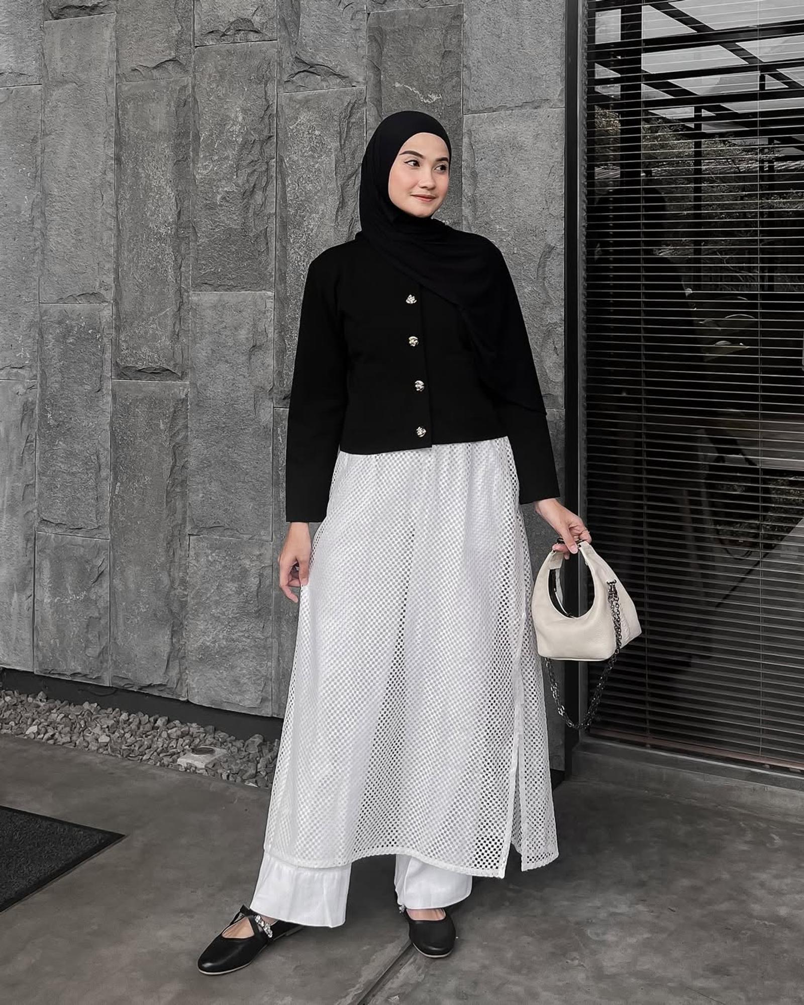 5 Ide OOTD Hijab Effortless dengan Jaket Stylish untuk Bukber