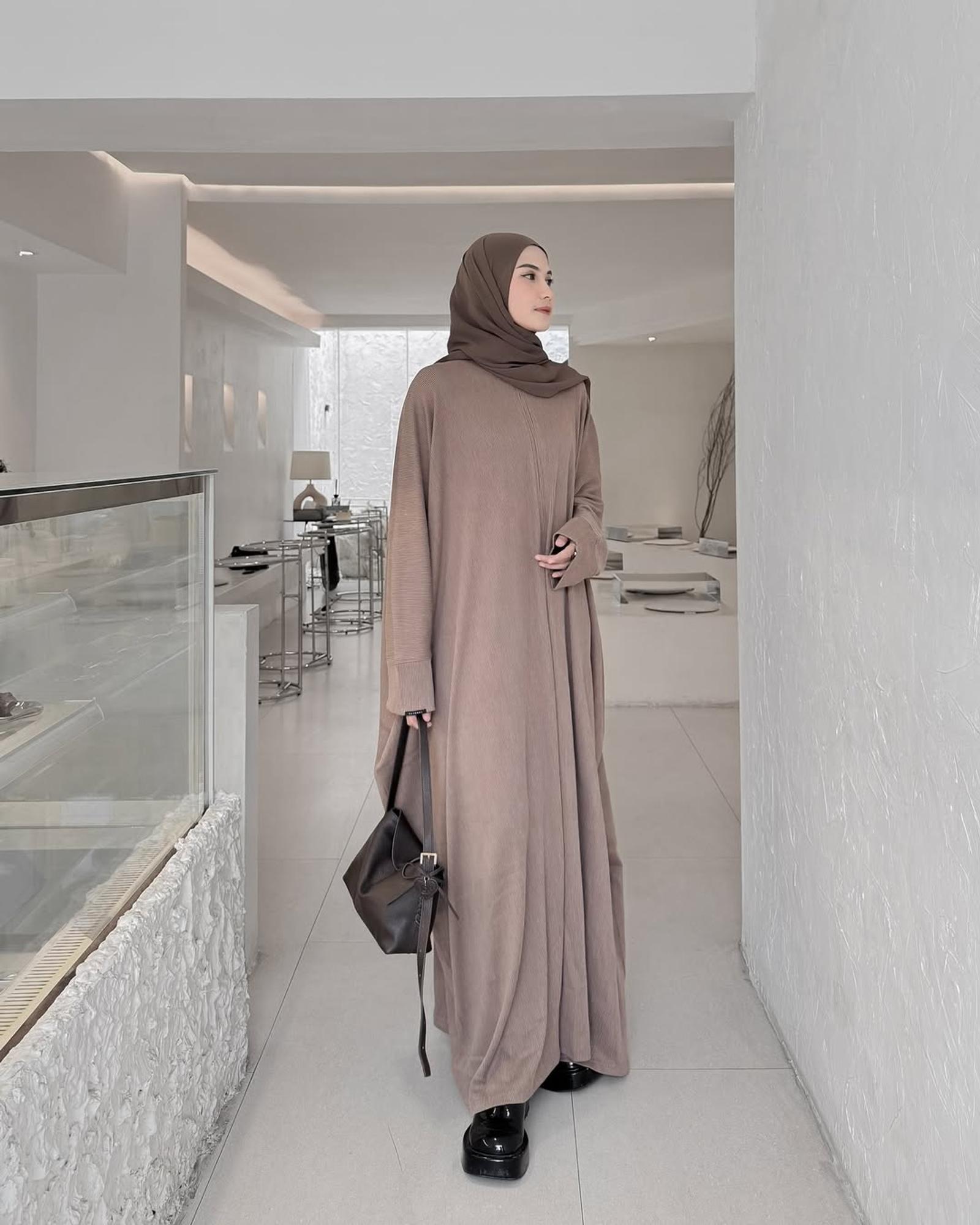 7 Inspirasi Warna Pakaian Bukber dari Klasik hingga Trendi