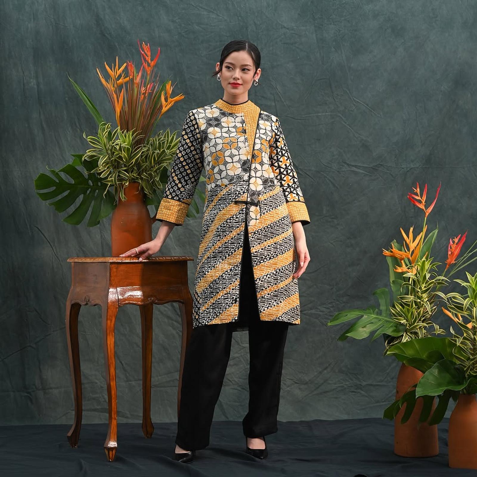 Tampil Unik dengan Model Tunik Batik Kombinasi Dua Warna