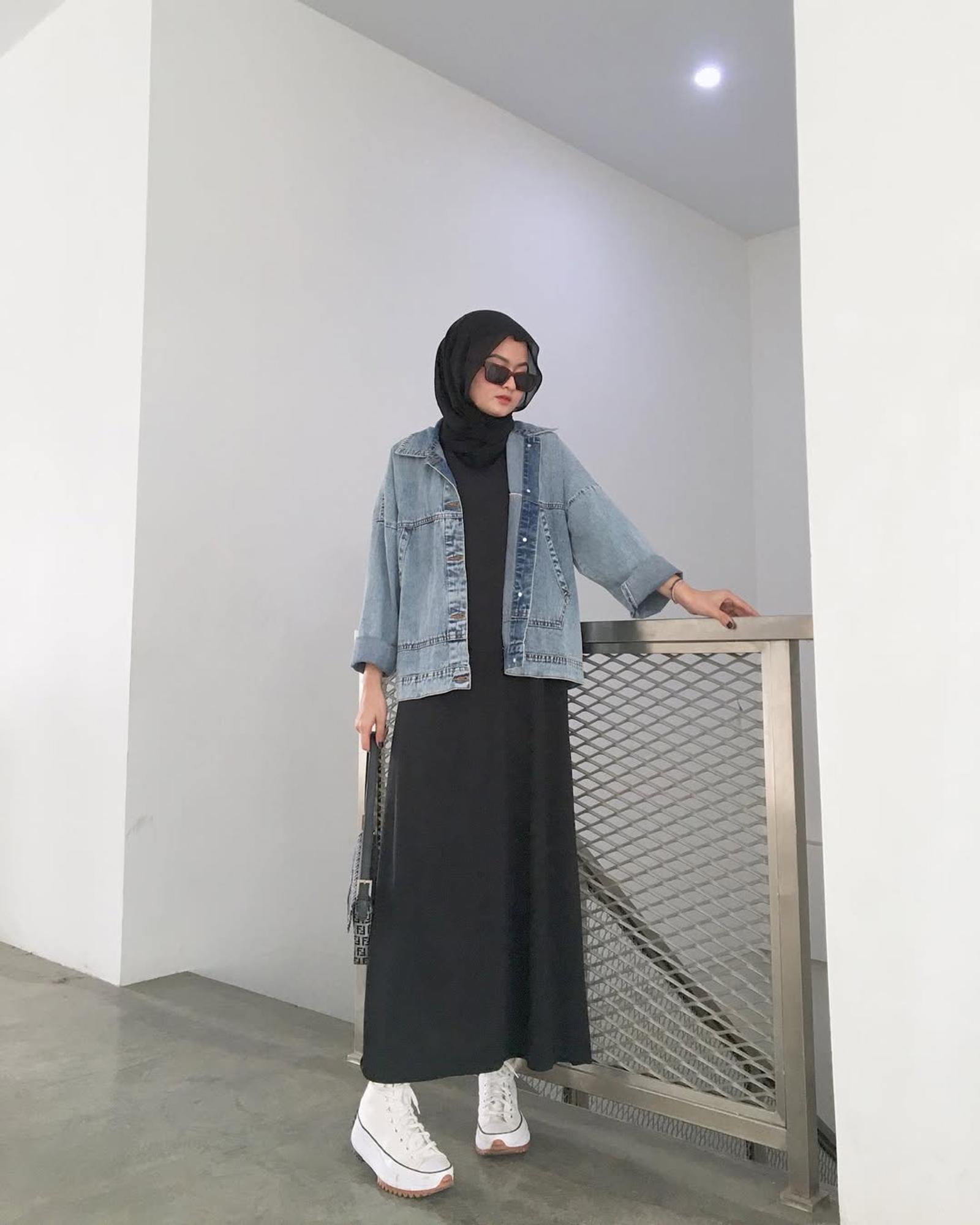 5 Ide OOTD Hijab Effortless dengan Jaket Stylish untuk Bukber