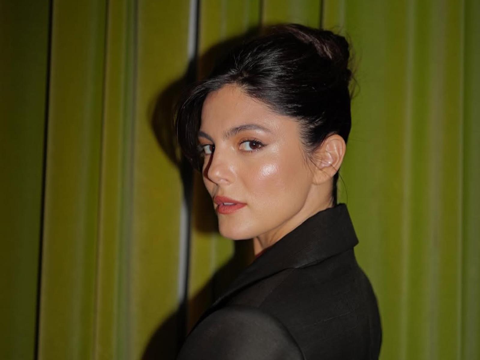 Intip Potret Memesona Monica Barbaro 