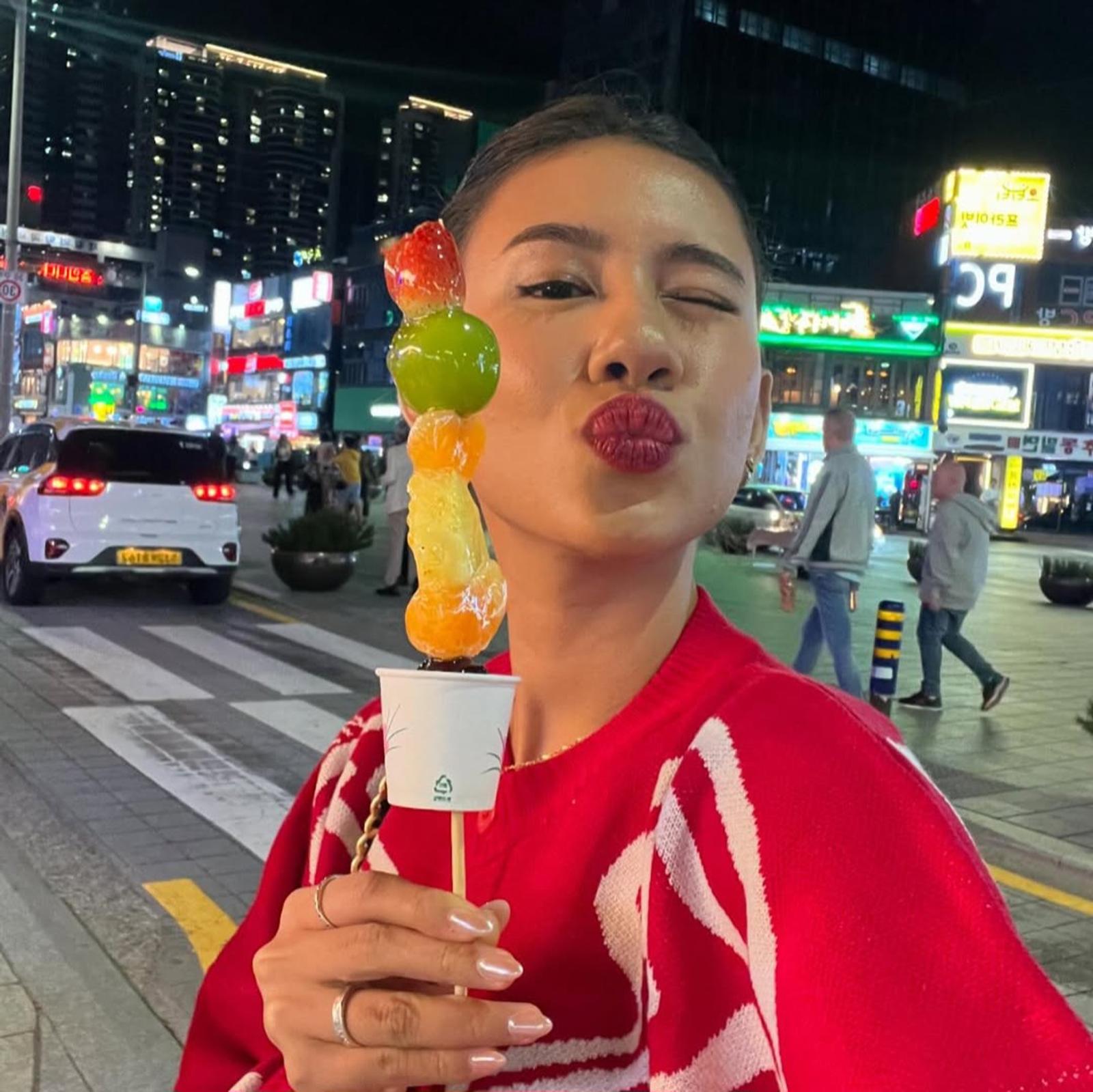 Potret Shenina Cinnamon dengan Gaya Riasan Minimalis 