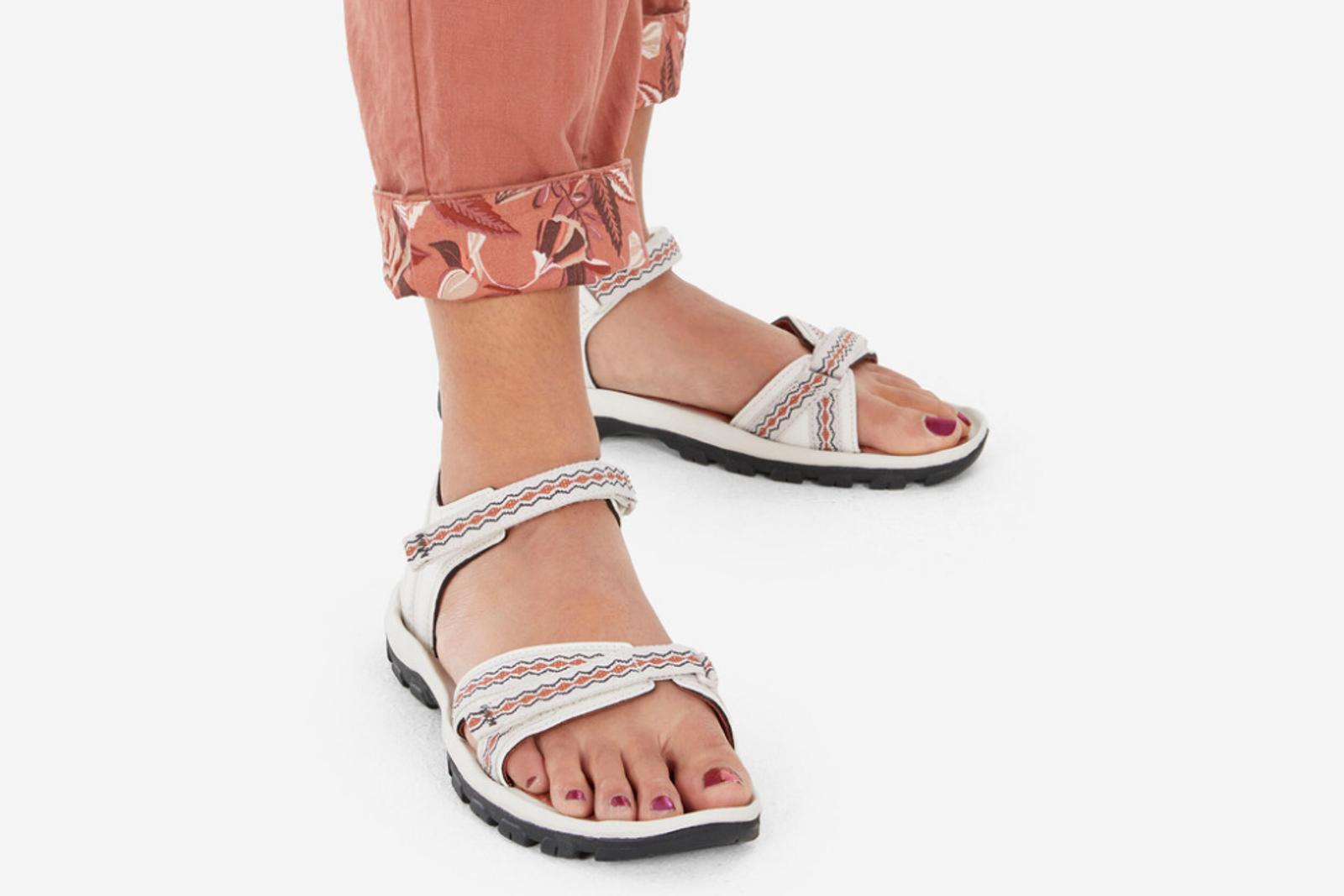 7 Rekomendasi Sandal Gunung Perempuan, Mana Pilihanmu?