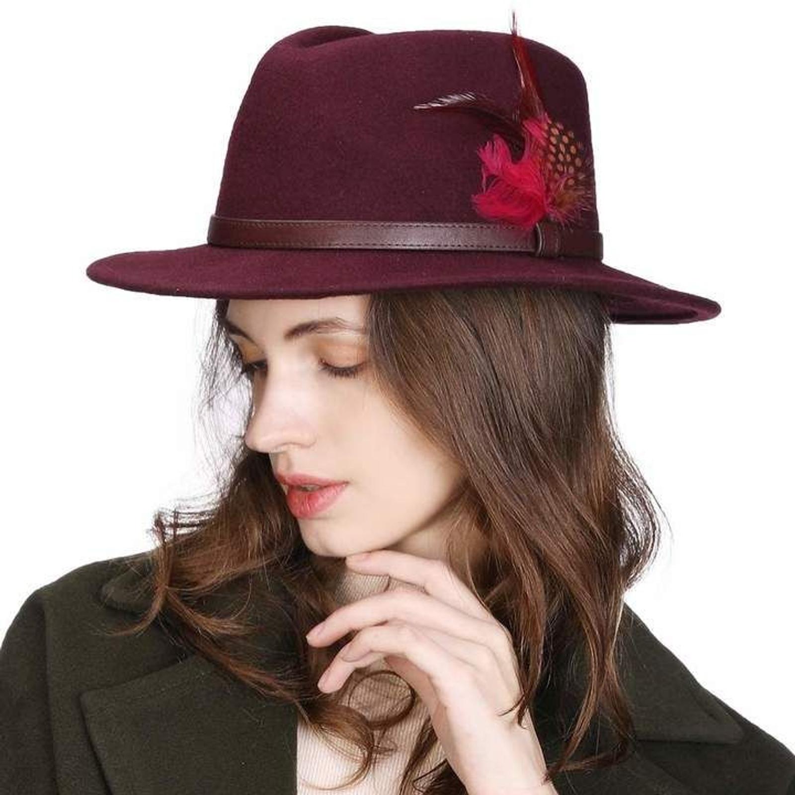 5 Ide Gaya Selfie Pakai Topi yang Keren, Anti Mati Gaya, Deh!