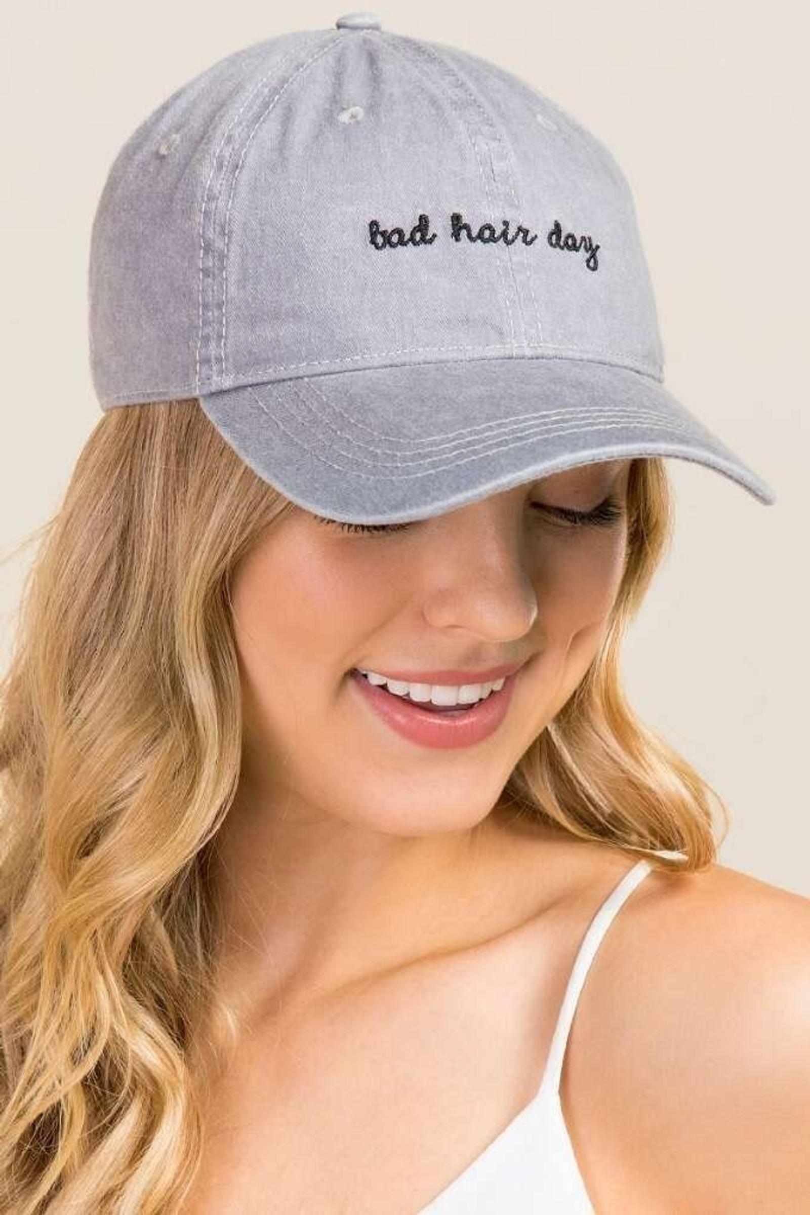 5 Ide Gaya Selfie Pakai Topi yang Keren, Anti Mati Gaya, Deh!